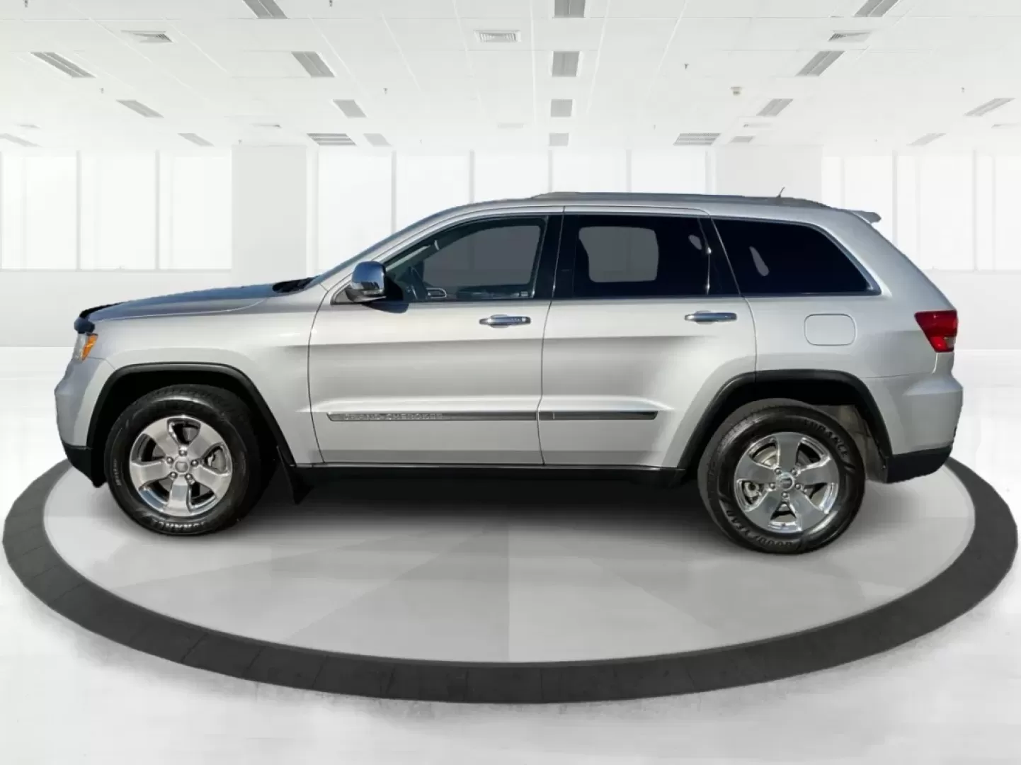 2011 Jeep Grand Cherokee Limited (1J4RR5GT0BC) with an Other engine, located at 1099 N County Rd 25A , Troy, OH, 45373, (937) 908-9800, 40.057079, -84.212883 - Discover the ultimate adventure companion waiting for you at Advantage Car and Credit - Troy, located at 1099 N County Rd 25A, Troy, OH 45373. Our **2011 Jeep Grand Cherokee Limited** is designed for those who crave exploration without sacrificing comfort. Ideal for weekend getaways, this SUV seamle - Photo#5