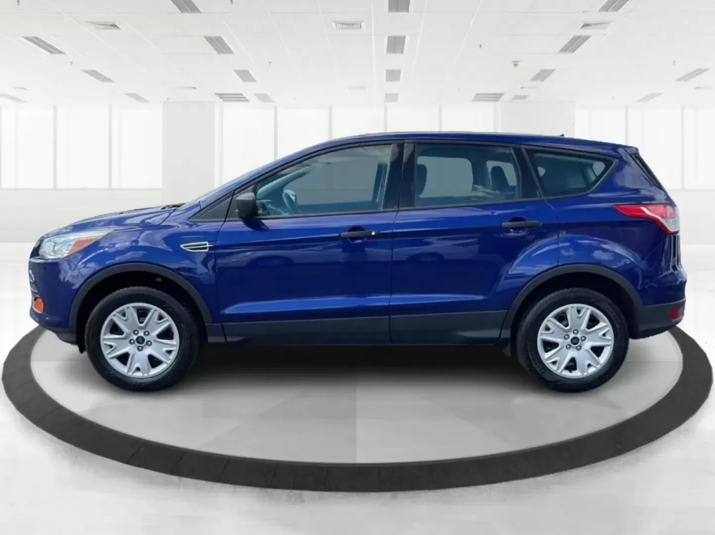 2016 Ford Escape S (1FMCU0F77GU) with an Duratec 2.5L I-4 DOHC engine, located at 4508 South Dixie Dr, Moraine, OH, 45439, (937) 908-9800, 39.689976, -84.218452 - Discover the perfect blend of style, reliability, and versatility with this exceptional 2016 Ford Escape, ideal for weekend adventures and daily commutes. Whether you're a growing family needing extra space, a commuter seeking comfort, or an outdoor enthusiast ready for your next journey, this SUV c - Photo#4