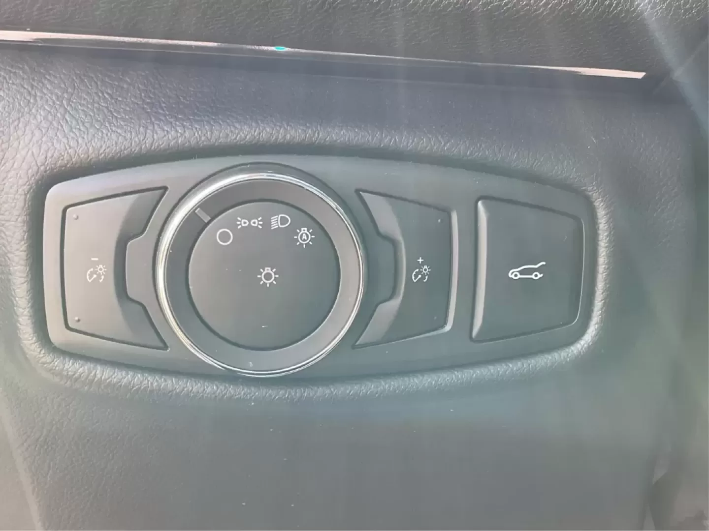 2015 Lincoln MKZ Base (3LN6L2GKXFR) with an Other engine, located at 8750 N County Rd 25A, Piqua, OH, 45356, (937) 908-9800, 40.164391, -84.232513 - **Discover the 2015 Lincoln MKZ: Your Ideal Blend of Luxury and Affordability!** <br /> <br /> Are you searching for a stylish, reliable vehicle that won't break the bank? Look no further than the 2015 Lincoln MKZ, available now at Advantage Car and Credit in Fairborn, OH. This stunning vehicle is p - Photo#17