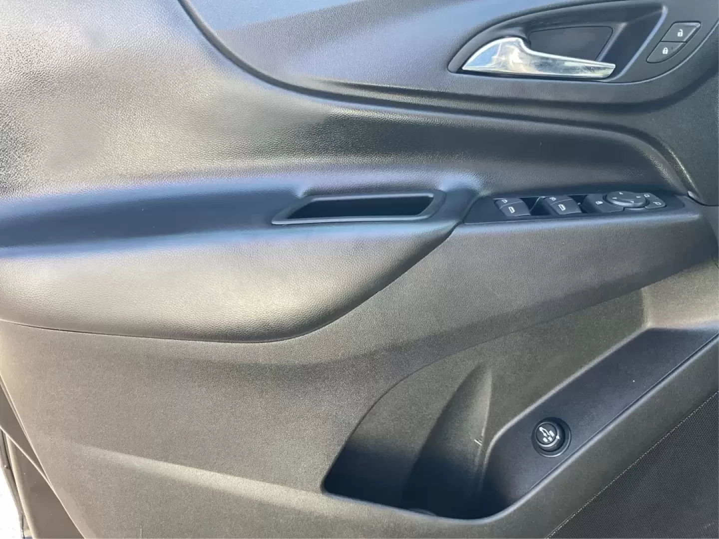 2018 Chevrolet Equinox LT (3GNAXTEX4JL) with an 2L I-4 gasoline direct injection engine, located at 4508 South Dixie Dr, Moraine, OH, 45439, (937) 908-9800, 39.689976, -84.218452 - **Explore Your Next Adventure with the 2018 Chevrolet Equinox LT!** <br /> <br /> Are you ready to elevate your lifestyle with a vehicle that's perfect for family trips, weekend getaways, or even your daily commute? Look no further than the stunning 2018 Chevrolet Equinox LT, now available at Advant - Photo#19