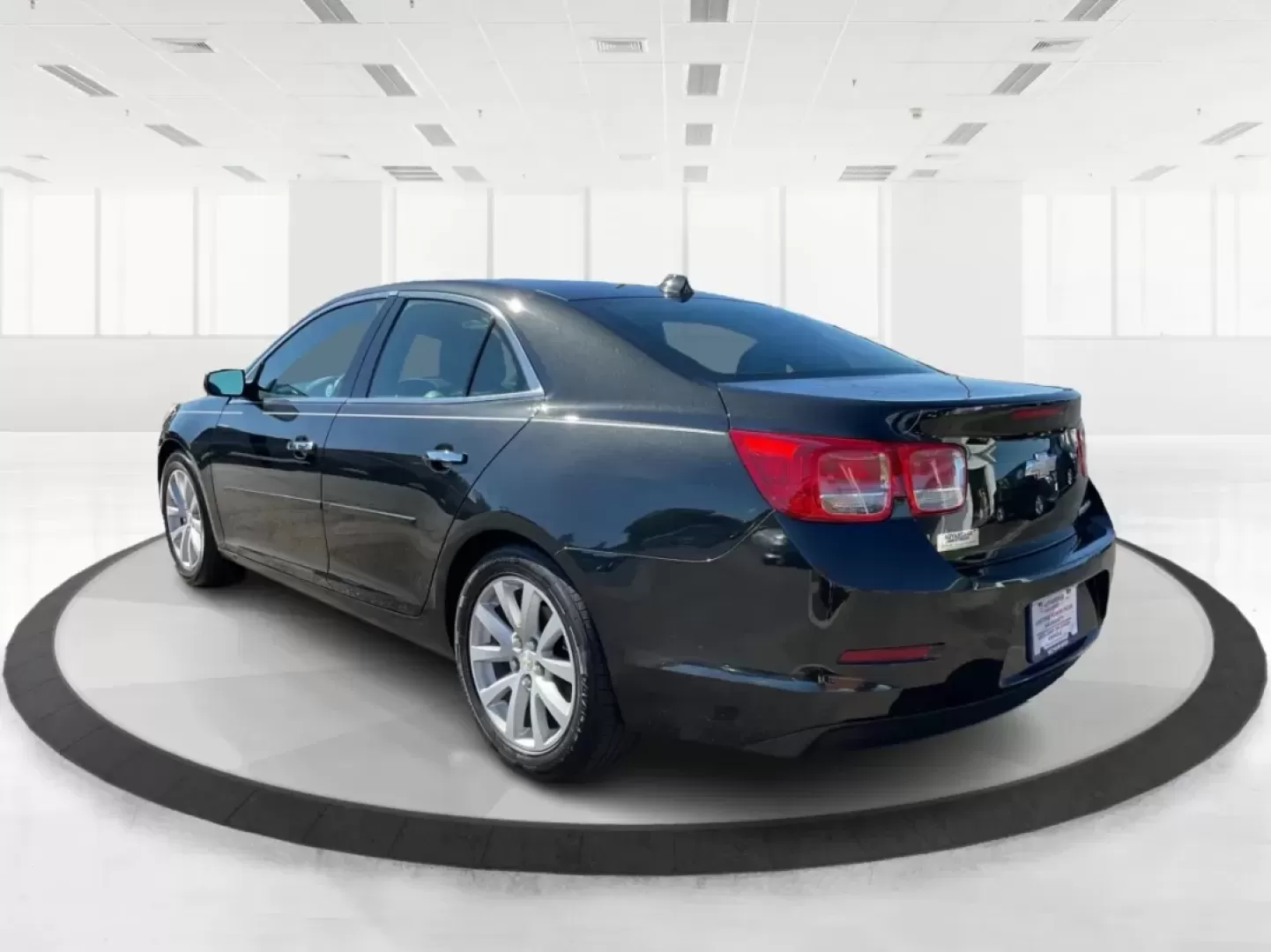 2013 Chevrolet Malibu 2LT (1G11E5SA7DF) with an ECOTEC 2.5L I-4 gasoline direct injection engine, located at 1951 S Dayton Lakeview Rd., New Carlisle, OH, 45344, (937) 908-9800, 39.890999, -84.050255 - **Discover the Perfect Balance of Comfort and Style with the 2013 Chevrolet Malibu at Advantage Car and Credit - New Carlisle!**<br /> <br /> Are you looking for a reliable sedan that perfectly blends style, comfort, and performance? The 2013 Chevrolet Malibu 2LT is designed for those who appreciate - Photo#4