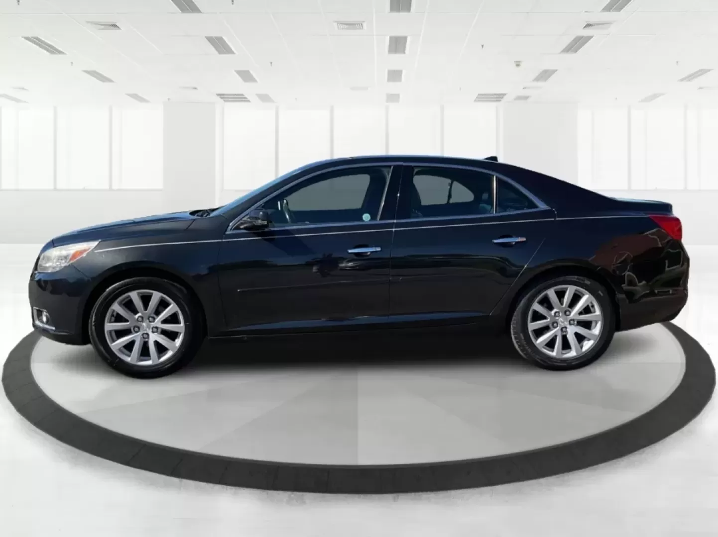 2013 Chevrolet Malibu 2LT (1G11E5SA7DF) with an ECOTEC 2.5L I-4 gasoline direct injection engine, located at 1951 S Dayton Lakeview Rd., New Carlisle, OH, 45344, (937) 908-9800, 39.890999, -84.050255 - **Discover the Perfect Balance of Comfort and Style with the 2013 Chevrolet Malibu at Advantage Car and Credit - New Carlisle!**<br /> <br /> Are you looking for a reliable sedan that perfectly blends style, comfort, and performance? The 2013 Chevrolet Malibu 2LT is designed for those who appreciate - Photo#5