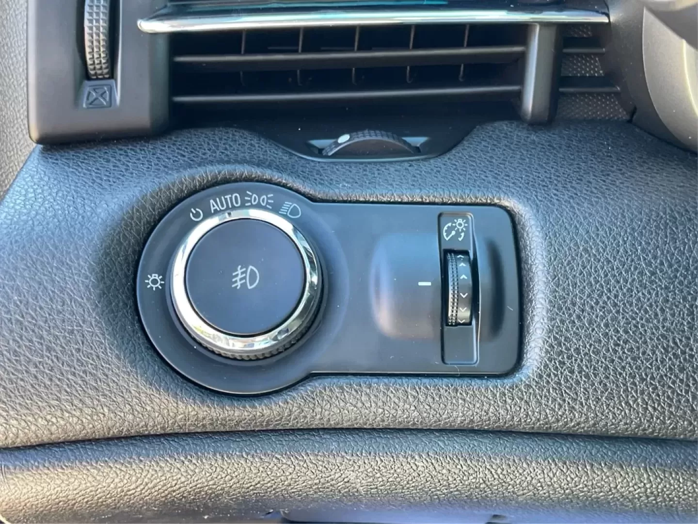 2013 Chevrolet Malibu 2LT (1G11E5SA7DF) with an ECOTEC 2.5L I-4 gasoline direct injection engine, located at 401 Woodman Dr, Riverside, OH, 45431, (937) 908-9800, 39.760899, -84.123421 - **Discover the Perfect Balance of Comfort and Style with the 2013 Chevrolet Malibu at Advantage Car and Credit - New Carlisle!**<br /> <br /> Are you looking for a reliable sedan that perfectly blends style, comfort, and performance? The 2013 Chevrolet Malibu 2LT is designed for those who appreciate - Photo#17