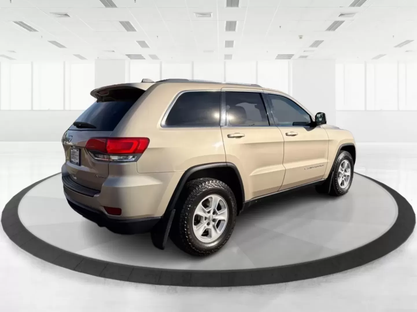 2014 Jeep Grand Cherokee Laredo (1C4RJFAG0EC) with an 3.6L V-6 DOHC engine, located at 401 Woodman Dr, Riverside, OH, 45431, (937) 908-9800, 39.760899, -84.123421 - ### Conquer Every Adventure with the 2014 Jeep Grand Cherokee Laredo Ideal for Every Lifestyle!<br /> <br /> Are you ready to elevate your driving experience? Whether you're navigating the hustle and bustle of city life in Riverside, OH, or embarking on thrilling weekend getaways, the 2014 Jeep Gra - Photo#2