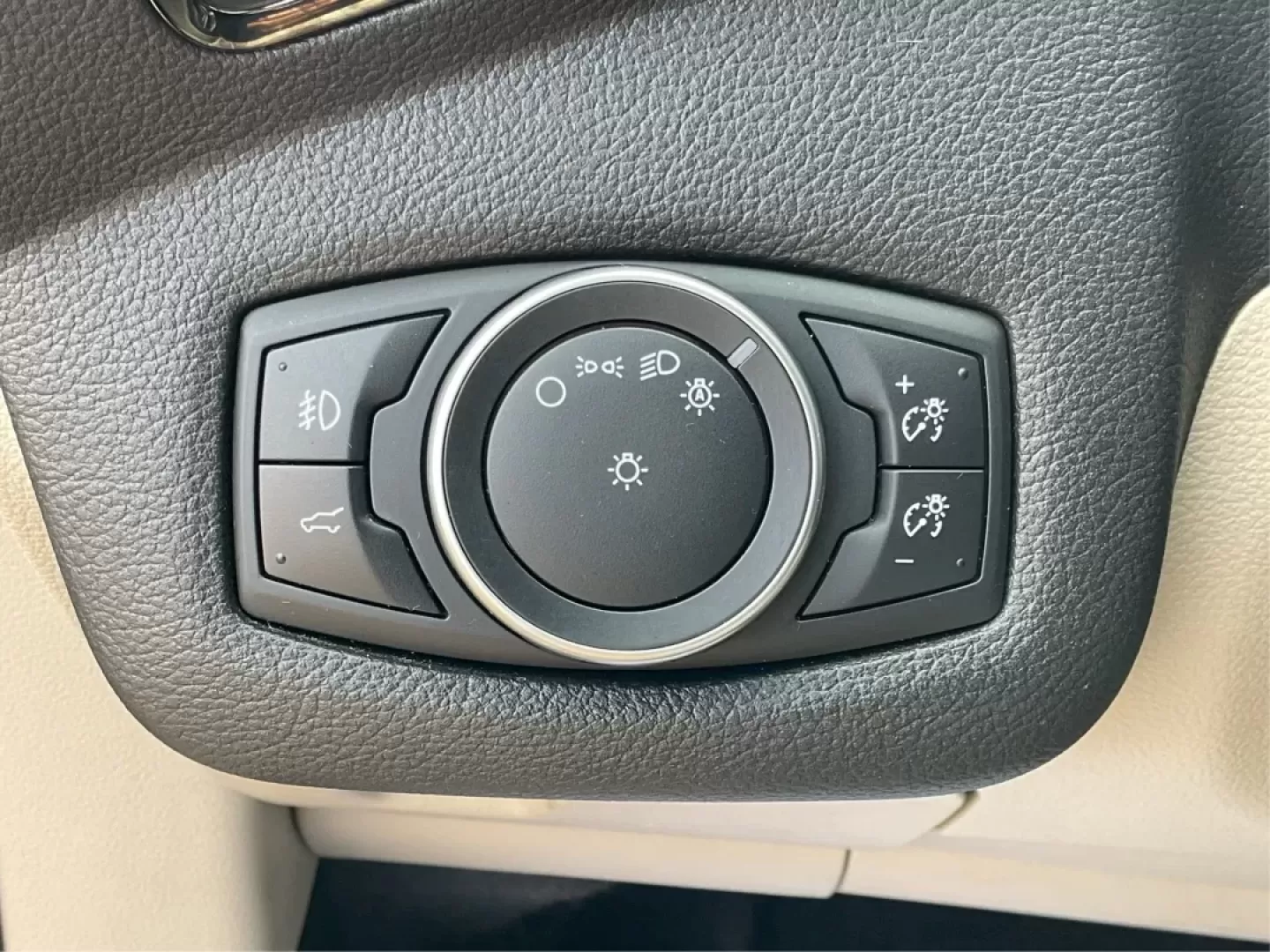 2018 Ford Escape Titanium FWD (1FMCU0J99JU) with an 2.0L L4 DOHC 16V engine, 6-Speed Automatic transmission, located at 1230 East Main St, Xenia, OH, 45385, (937) 908-9800, 39.688026, -83.910172 - Experience the perfect blend of style and practicality with the 2018 Ford Escape Titanium, now available at Advantage Car and Credit in Xenia, OH. This SUV is not just a vehicle; it's your ticket to adventure, whether you're navigating the bustling streets of downtown Xenia or embarking on a weekend - Photo#17