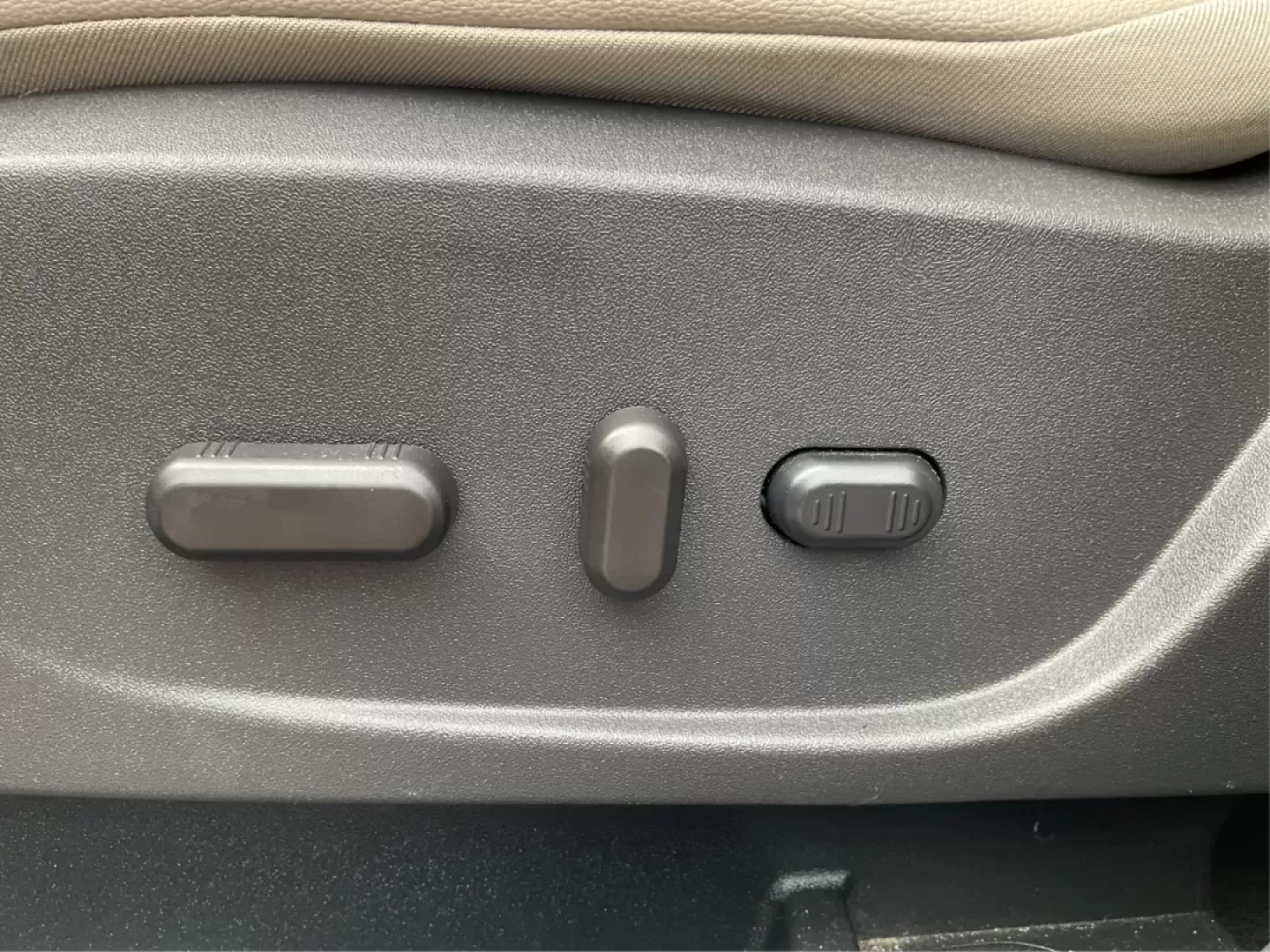 2018 Ford Escape Titanium FWD (1FMCU0J99JU) with an 2.0L L4 DOHC 16V engine, 6-Speed Automatic transmission, located at 1230 East Main St, Xenia, OH, 45385, (937) 908-9800, 39.688026, -83.910172 - Experience the perfect blend of style and practicality with the 2018 Ford Escape Titanium, now available at Advantage Car and Credit in Xenia, OH. This SUV is not just a vehicle; it's your ticket to adventure, whether you're navigating the bustling streets of downtown Xenia or embarking on a weekend - Photo#18