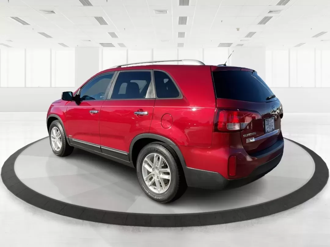 2015 Kia Sorento LX (5XYKTCA66FG) with an 2.4L I-4 gasoline direct injection engine, 6-Speed Automatic transmission, located at 1951 S Dayton Lakeview Rd., New Carlisle, OH, 45344, (937) 908-9800, 39.890999, -84.050255 - **Adventure Awaits with the 2015 Kia Sorento LX from Advantage Car and Credit!**<br /> <br /> Are you ready to elevate your family outings or embark on unforgettable weekend adventures? Look no further than this stunning **2015 Kia Sorento LX**! With its striking Remington Red Metallic exterior and - Photo#4