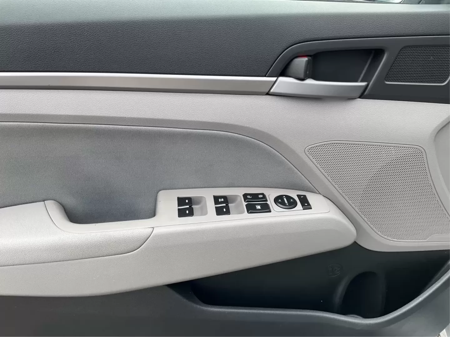 2017 Hyundai Elantra SE (5NPD84LF2HH) with an Nu 2L I-4 DOHC engine, located at 8750 N County Rd 25A, Piqua, OH, 45356, (937) 908-9800, 40.164391, -84.232513 - Discover your next adventure with the 2017 Hyundai Elantra SE, available now at Advantage Car and Credit - Piqua! This stylish sedan is perfect for budget-conscious buyers looking for a reliable vehicle that effortlessly blends comfort, performance, and technology. Whether you're commuting to work, - Photo#17