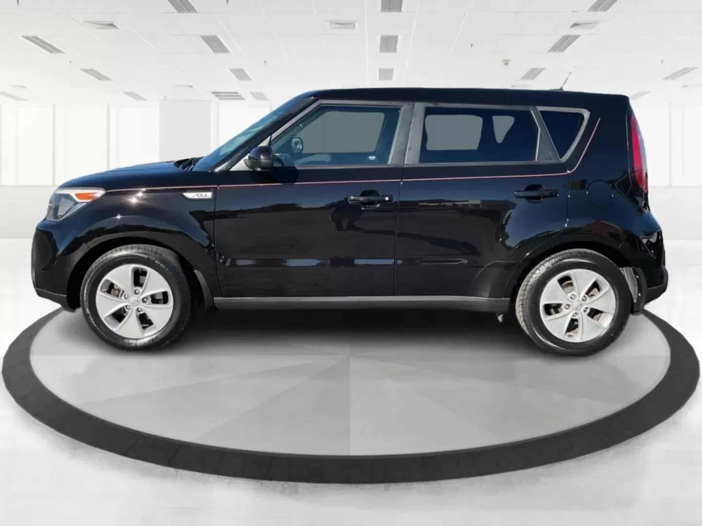 2015 Kia Soul Base (KNDJN2A22F7) with an 1.6L L4 DOHC 16V engine, Auto transmission, located at 1230 East Main St, Xenia, OH, 45385, (937) 908-9800, 39.688026, -83.910172 - Discover a new level of convenience and versatility with the 2015 Kia Soul, the perfect vehicle for those balancing a busy lifestyle in Vandalia, OH. Whether you're a growing family looking for a spacious ride, a commuter needing dependability for long drives, or someone seeking low-maintenance vehi - Photo#5