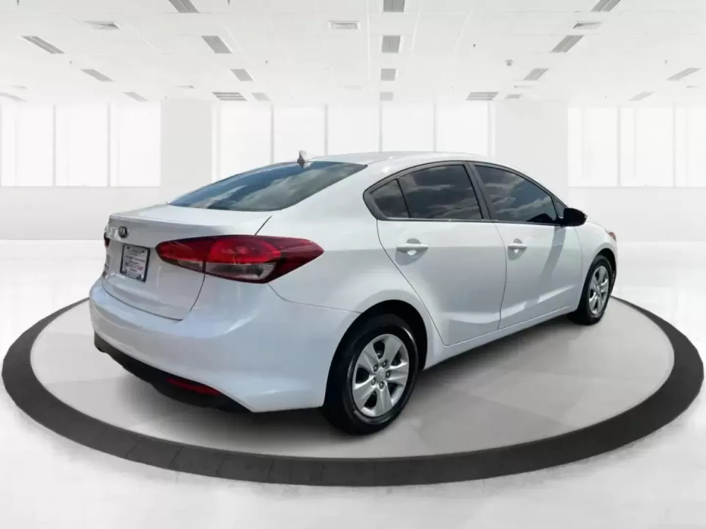 2018 Kia Forte LX (3KPFK4A73JE) with an 2L I-4 DOHC engine, 6M transmission, located at 1230 East Main St, Xenia, OH, 45385, (937) 908-9800, 39.688026, -83.910172 - Discover a world of convenience and comfort with the 2018 Kia Forte LX, an ideal sedan for budget-conscious buyers and those seeking reliable transportation in Piqua, OH. Whether you're navigating the bustling streets of downtown or taking a scenic drive along the Great Miami River, this versatile v - Photo#2