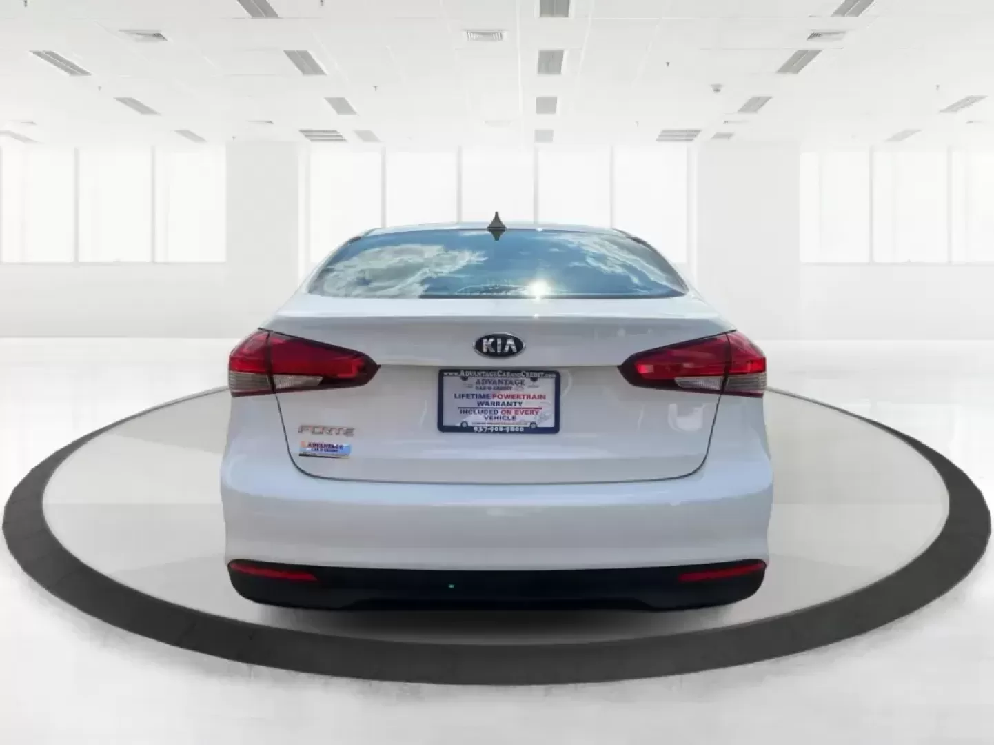 2018 Kia Forte LX (3KPFK4A73JE) with an 2L I-4 DOHC engine, 6M transmission, located at 1230 East Main St, Xenia, OH, 45385, (937) 908-9800, 39.688026, -83.910172 - Discover a world of convenience and comfort with the 2018 Kia Forte LX, an ideal sedan for budget-conscious buyers and those seeking reliable transportation in Piqua, OH. Whether you're navigating the bustling streets of downtown or taking a scenic drive along the Great Miami River, this versatile v - Photo#3