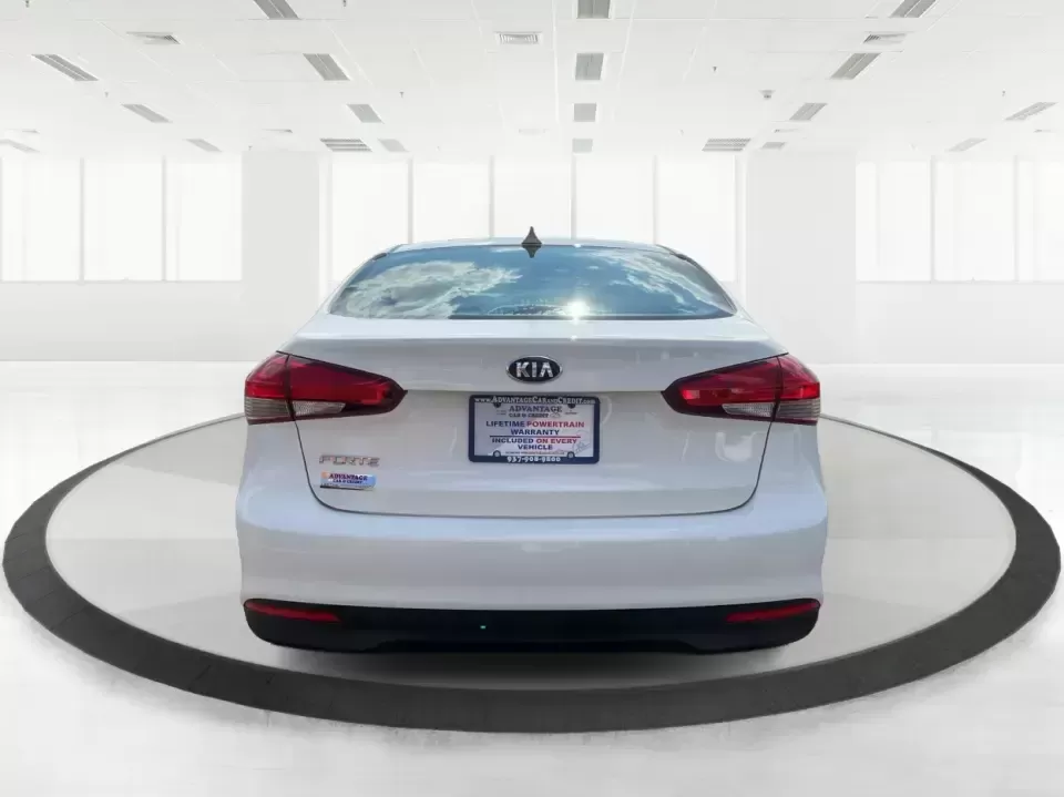 2018 Kia Forte LX (3KPFK4A73JE) with an 2L I-4 DOHC engine, 6M transmission, located at 1230 East Main St, Xenia, OH, 45385, (937) 908-9800, 39.688026, -83.910172 - Discover a world of convenience and comfort with the 2018 Kia Forte LX, an ideal sedan for budget-conscious buyers and those seeking reliable transportation in Piqua, OH. Whether you're navigating the bustling streets of downtown or taking a scenic drive along the Great Miami River, this versatile v - Photo#3