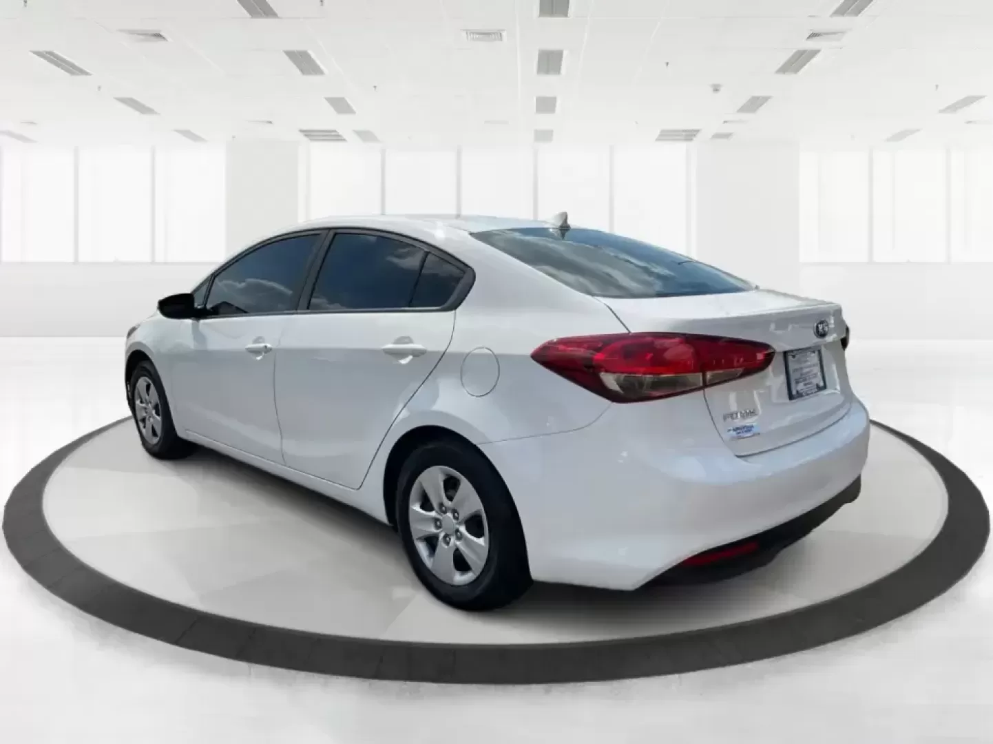 2018 Kia Forte LX (3KPFK4A73JE) with an 2L I-4 DOHC engine, 6M transmission, located at 1230 East Main St, Xenia, OH, 45385, (937) 908-9800, 39.688026, -83.910172 - Discover a world of convenience and comfort with the 2018 Kia Forte LX, an ideal sedan for budget-conscious buyers and those seeking reliable transportation in Piqua, OH. Whether you're navigating the bustling streets of downtown or taking a scenic drive along the Great Miami River, this versatile v - Photo#4