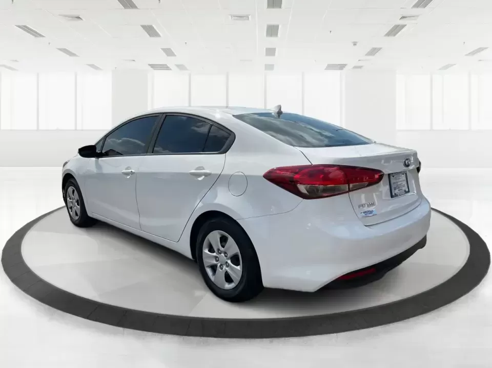 2018 Kia Forte LX (3KPFK4A73JE) with an 2L I-4 DOHC engine, 6M transmission, located at 1230 East Main St, Xenia, OH, 45385, (937) 908-9800, 39.688026, -83.910172 - Discover a world of convenience and comfort with the 2018 Kia Forte LX, an ideal sedan for budget-conscious buyers and those seeking reliable transportation in Piqua, OH. Whether you're navigating the bustling streets of downtown or taking a scenic drive along the Great Miami River, this versatile v - Photo#4