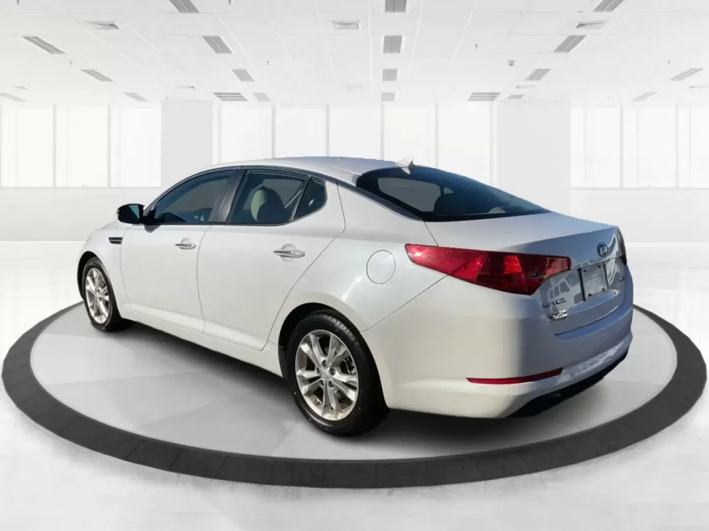 2012 Kia Optima EX (5XXGN4A70CG) with an 2.4L I-4 gasoline direct injection engine, located at 1951 S Dayton Lakeview Rd., New Carlisle, OH, 45344, (937) 908-9800, 39.890999, -84.050255 - Elevate your driving experience with this stunning 2012 Kia Optima EX, a perfect blend of style, comfort, and reliability. Ideal for budget-conscious buyers and growing families alike, this sedan is designed to meet your daily commuting needs while offering the space and features essential for both - Photo#4