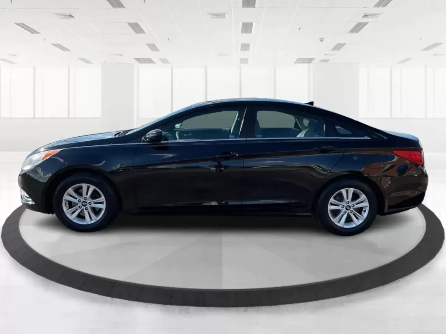 2013 Hyundai Sonata GLS (5NPEB4AC9DH) with an 2.4L I-4 gasoline direct injection engine, located at 1230 East Main St, Xenia, OH, 45385, (937) 908-9800, 39.688026, -83.910172 - **Drive Your Future with Confidence: Discover the 2013 Hyundai Sonata at Advantage Car and Credit**<br /> <br /> Are you ready to embrace a new lifestyle filled with reliability and comfort? Whether you're a growing family, a daily commuter, or someone who enjoys weekend getaways, the 2013 Hyundai S - Photo#5