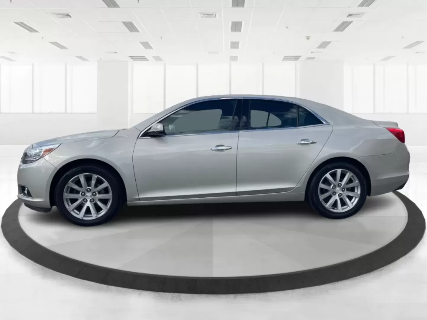 2016 Chevrolet Malibu Limited LTZ (1G11E5SAXGF) with an 2.5L I-4 gasoline direct injection engine, located at 401 Woodman Dr, Riverside, OH, 45431, (937) 908-9800, 39.760899, -84.123421 - **Unleash Your Daily Drive with the 2016 Chevrolet Malibu Limited LTZ at Advantage Car and Credit - Riverside! Perfect for Commuters and Families Alike!**<br /> <br /> Are you in the market for a reliable sedan that combines style, comfort, and technology? Look no further! The 2016 Chevrolet Malibu - Photo#5