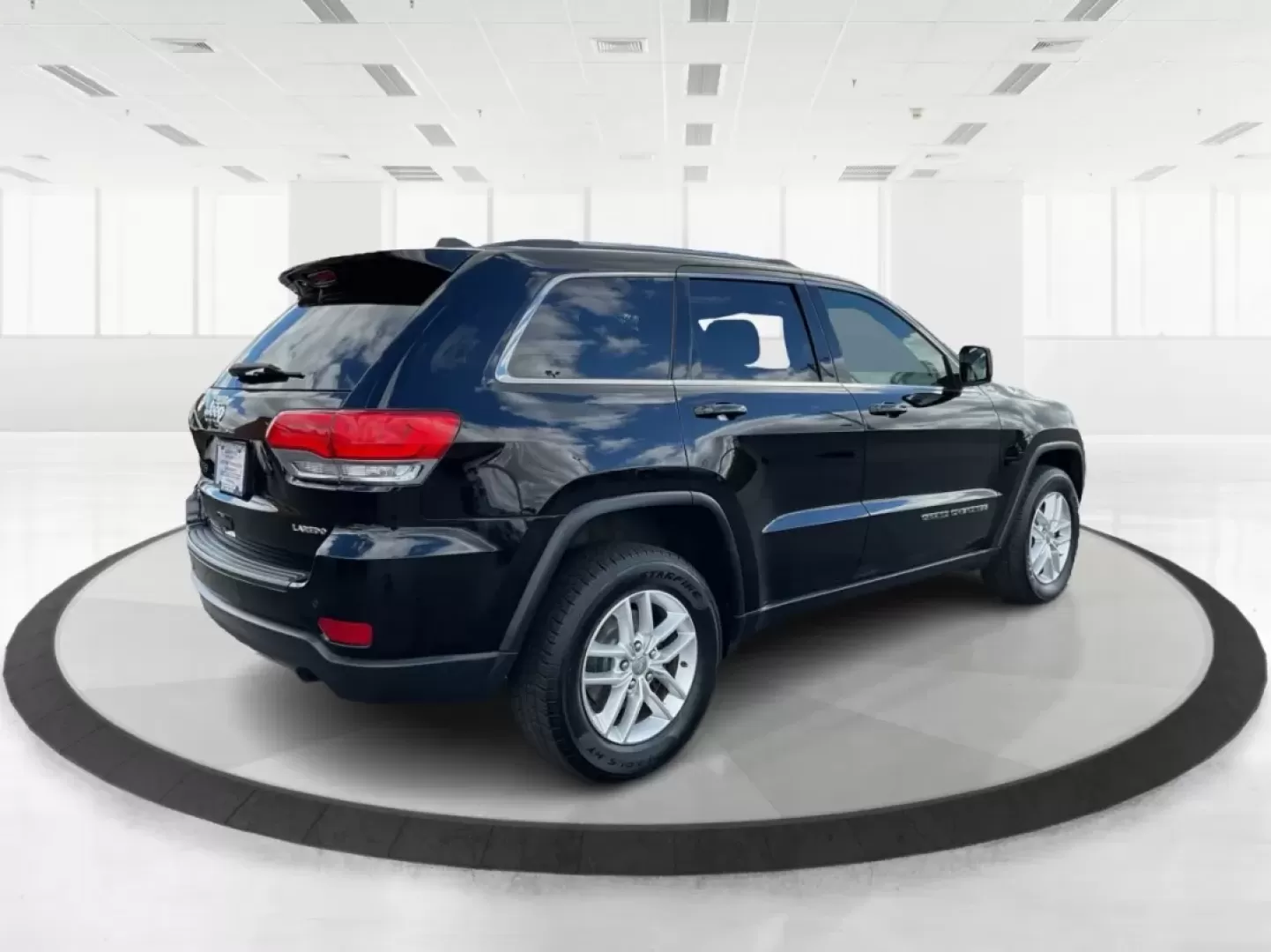 2017 Jeep Grand Cherokee Laredo 4x4 (1C4RJFAGXHC) with an Pentastar 3.6L V-6 DOHC engine, located at 8750 N County Rd 25A, Piqua, OH, 45356, (937) 908-9800, 40.164391, -84.232513 - **Adventure Awaits with This 2017 Jeep Grand Cherokee Laredo 4x4**<br /> <br /> Are you ready to elevate your lifestyle with a vehicle that embodies both adventure and everyday practicality? The 2017 Jeep Grand Cherokee Laredo 4x4 from Advantage Car and Credit in Piqua, OH, is perfect for those who - Photo#2