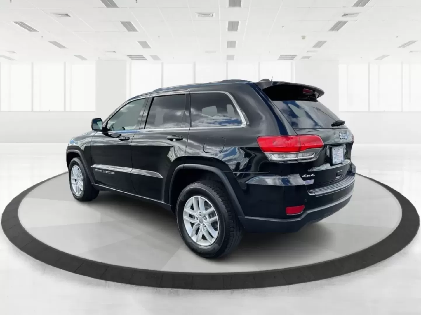 2017 Jeep Grand Cherokee Laredo 4x4 (1C4RJFAGXHC) with an Pentastar 3.6L V-6 DOHC engine, located at 8750 N County Rd 25A, Piqua, OH, 45356, (937) 908-9800, 40.164391, -84.232513 - **Adventure Awaits with This 2017 Jeep Grand Cherokee Laredo 4x4**<br /> <br /> Are you ready to elevate your lifestyle with a vehicle that embodies both adventure and everyday practicality? The 2017 Jeep Grand Cherokee Laredo 4x4 from Advantage Car and Credit in Piqua, OH, is perfect for those who - Photo#4