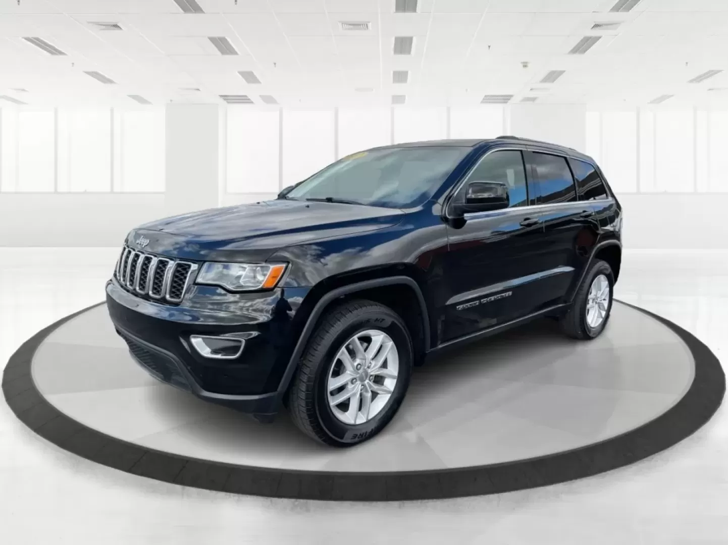 2017 Jeep Grand Cherokee Laredo 4x4 (1C4RJFAGXHC) with an Pentastar 3.6L V-6 DOHC engine, located at 8750 N County Rd 25A, Piqua, OH, 45356, (937) 908-9800, 40.164391, -84.232513 - **Adventure Awaits with This 2017 Jeep Grand Cherokee Laredo 4x4**<br /> <br /> Are you ready to elevate your lifestyle with a vehicle that embodies both adventure and everyday practicality? The 2017 Jeep Grand Cherokee Laredo 4x4 from Advantage Car and Credit in Piqua, OH, is perfect for those who - Photo#8