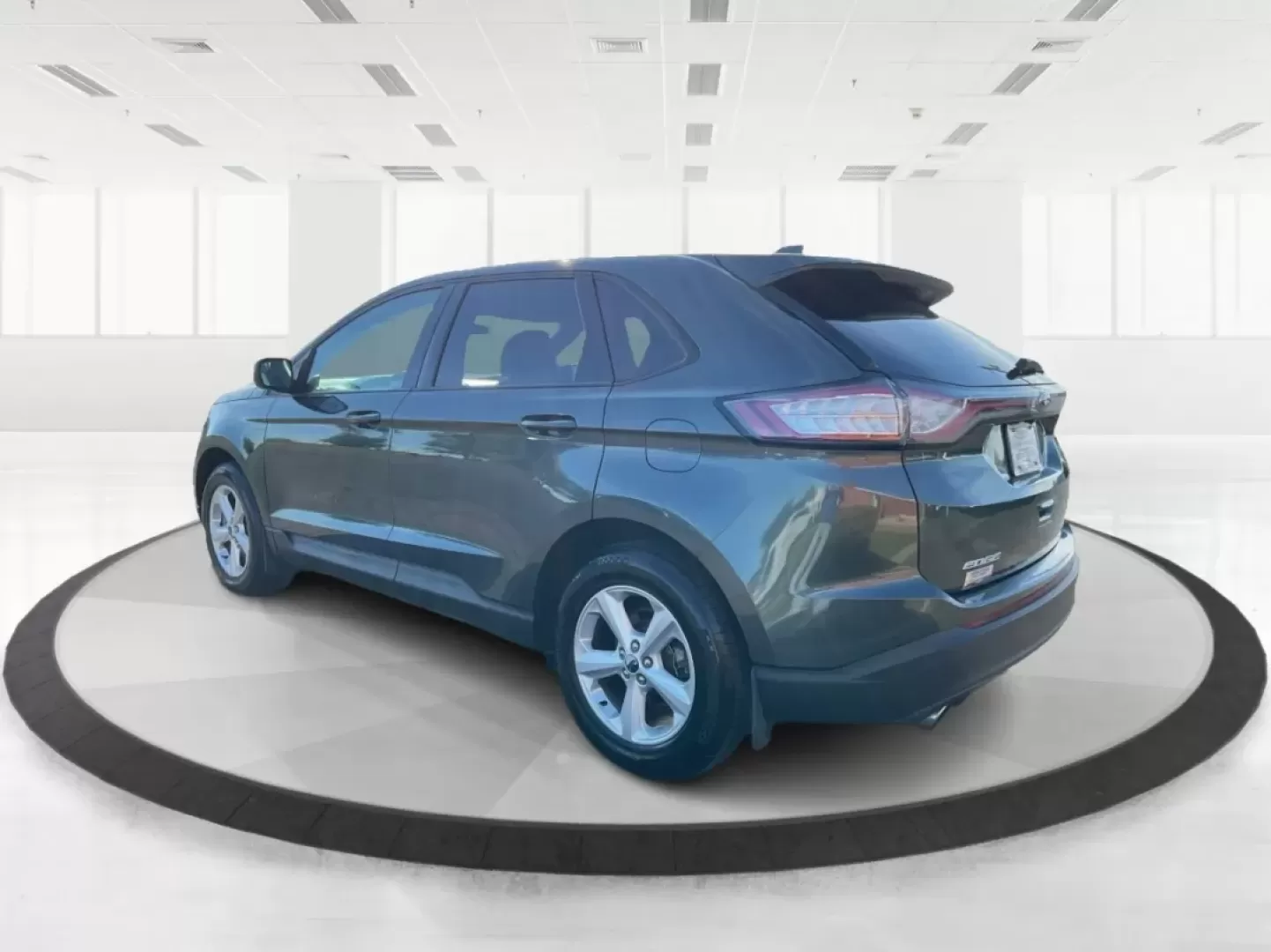 2015 Ford Edge SE (2FMTK4G93FB) with an Other engine, located at 1230 East Main St, Xenia, OH, 45385, (937) 908-9800, 39.688026, -83.910172 - **Discover Adventure with the 2015 Ford Edge SE at Advantage Car and Credit - Xenia, OH!**<br /> <br /> Are you ready to elevate your lifestyle? Whether you're commuting to work, shuttling the kids to school, or planning weekend adventures, the 2015 Ford Edge SE is the perfect companion for all your - Photo#4