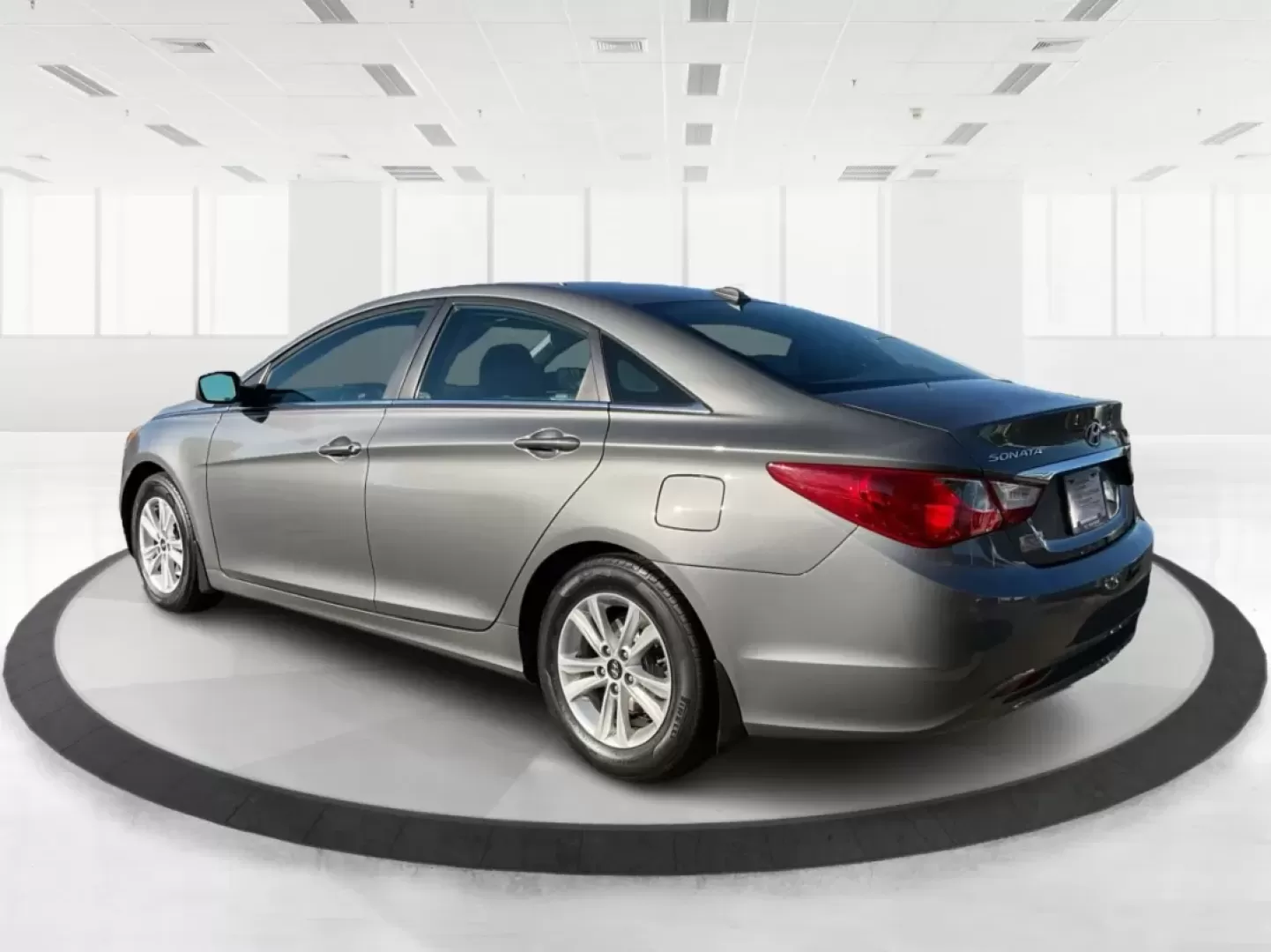 2013 Hyundai Sonata GLS (5NPEB4AC0DH) with an 2.4L I-4 gasoline direct injection engine, located at 8750 N County Rd 25A, Piqua, OH, 45356, (937) 908-9800, 40.164391, -84.232513 - **Drive Your Way to Adventure with the 2013 Hyundai Sonata GLS at Advantage Car and Credit - Piqua!**<br /> <br /> Are you seeking an affordable, stylish, and reliable sedan for your daily commute or weekend getaways? Look no further than the 2013 Hyundai Sonata GLS, available now at **Advantage Car - Photo#4