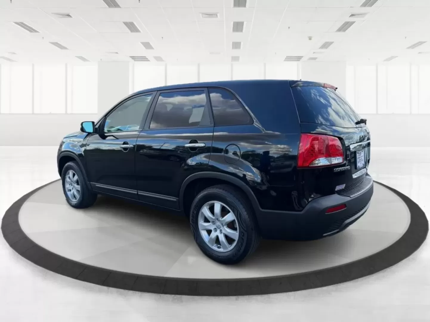 2013 Kia Sorento LX (5XYKT3A15DG) with an 2.4L I-4 DOHC engine, located at 4508 South Dixie Dr, Moraine, OH, 45439, (937) 908-9800, 39.689976, -84.218452 - **Adventure Awaits with the 2013 Kia Sorento LX at Advantage Car and Credit - Moraine!**<br /> <br /> Are you ready for your next family road trip or weekend adventure? The 2013 Kia Sorento LX is the perfect SUV that offers comfort, versatility, and reliability for any lifestyle. Whether you're navi - Photo#4