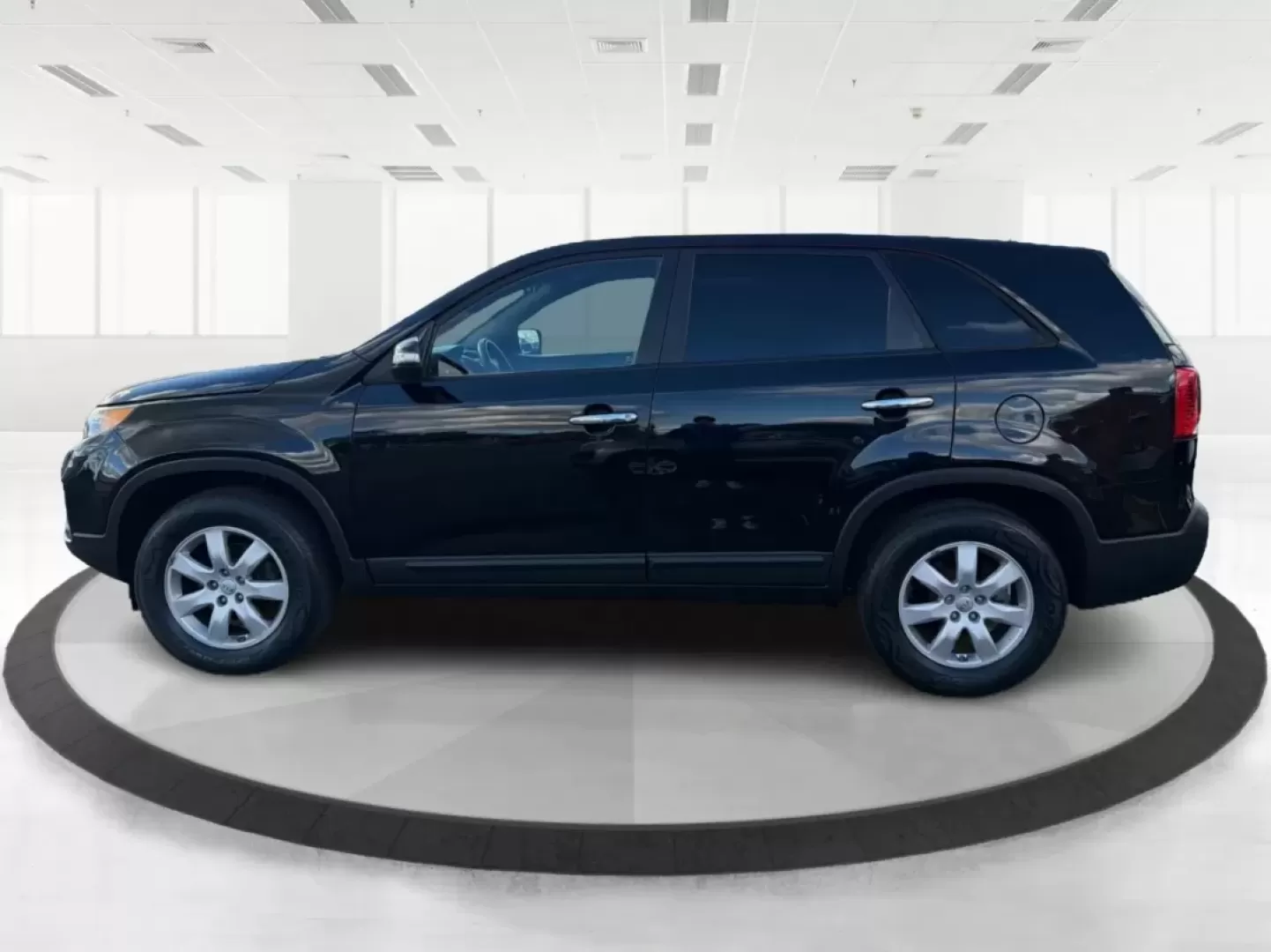 2013 Kia Sorento LX (5XYKT3A15DG) with an 2.4L I-4 DOHC engine, located at 4508 South Dixie Dr, Moraine, OH, 45439, (937) 908-9800, 39.689976, -84.218452 - **Adventure Awaits with the 2013 Kia Sorento LX at Advantage Car and Credit - Moraine!**<br /> <br /> Are you ready for your next family road trip or weekend adventure? The 2013 Kia Sorento LX is the perfect SUV that offers comfort, versatility, and reliability for any lifestyle. Whether you're navi - Photo#5