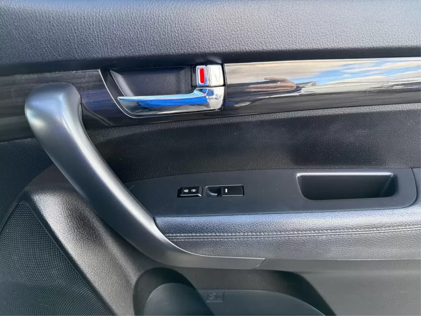 2013 Kia Sorento LX (5XYKT3A15DG) with an 2.4L I-4 DOHC engine, located at 4508 South Dixie Dr, Moraine, OH, 45439, (937) 908-9800, 39.689976, -84.218452 - **Adventure Awaits with the 2013 Kia Sorento LX at Advantage Car and Credit - Moraine!**<br /> <br /> Are you ready for your next family road trip or weekend adventure? The 2013 Kia Sorento LX is the perfect SUV that offers comfort, versatility, and reliability for any lifestyle. Whether you're navi - Photo#18