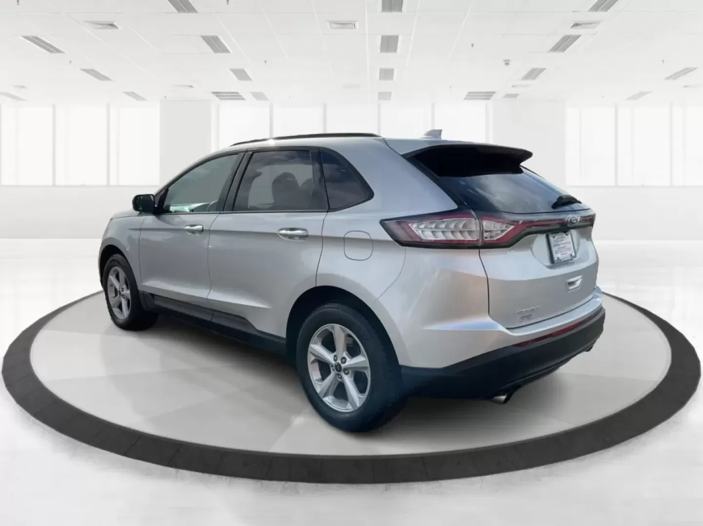 2016 Ford Edge SE (2FMPK4G9XGB) with an EcoBoost 2L I-4 gasoline direct injection engine, located at 1184 Kauffman Ave, Fairborn, OH, 45324, (937) 908-9800, 39.807072, -84.030914 - Rev up your lifestyle with the perfect blend of style, comfort, and utility that the 2016 Ford Edge SE offers! If you're looking for a reliable SUV that seamlessly fits into your busy life-whether it's taking the kids to school, embarking on family adventures, or handling your daily commute-this veh - Photo#4