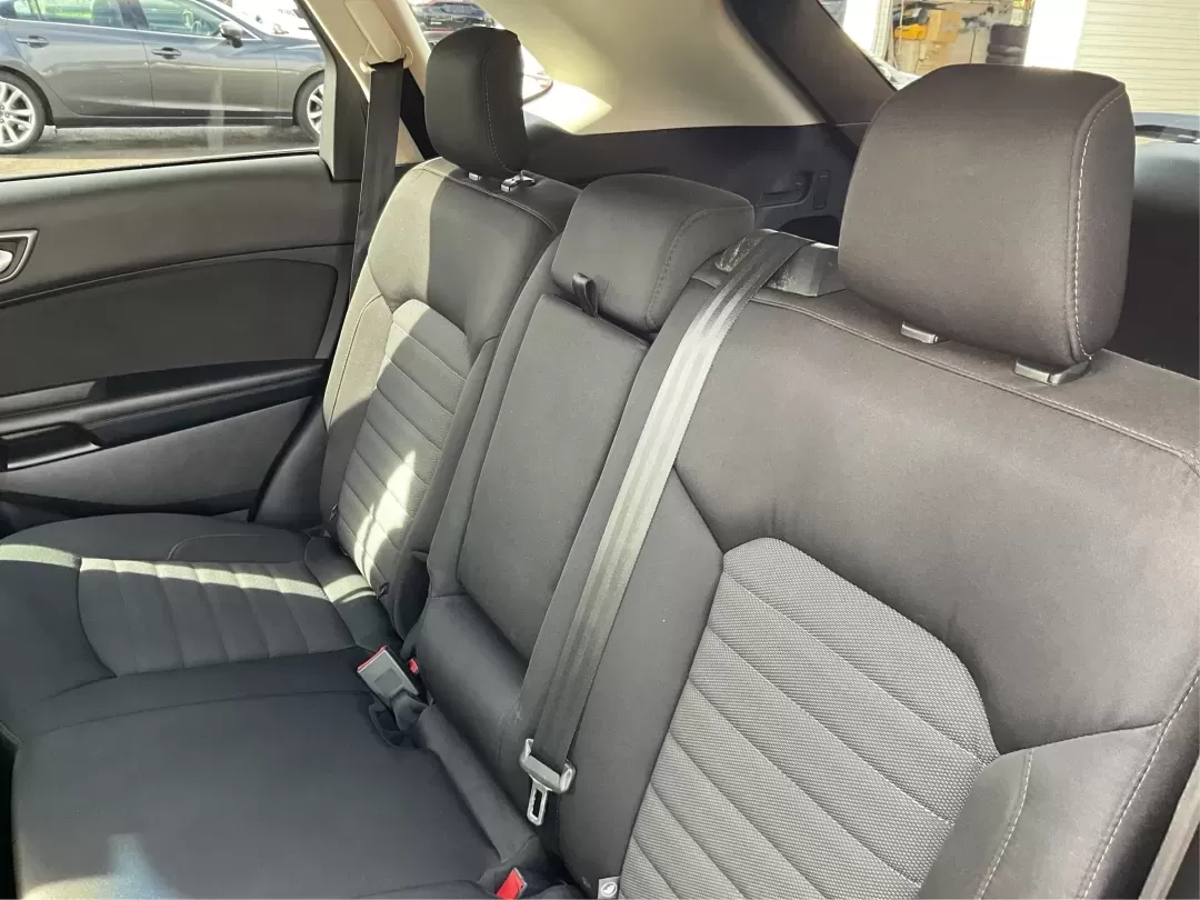 2016 Ford Edge SE (2FMPK4G9XGB) with an EcoBoost 2L I-4 gasoline direct injection engine, located at 1230 East Main St, Xenia, OH, 45385, (937) 908-9800, 39.688026, -83.910172 - Rev up your lifestyle with the perfect blend of style, comfort, and utility that the 2016 Ford Edge SE offers! If you're looking for a reliable SUV that seamlessly fits into your busy life-whether it's taking the kids to school, embarking on family adventures, or handling your daily commute-this veh - Photo#10