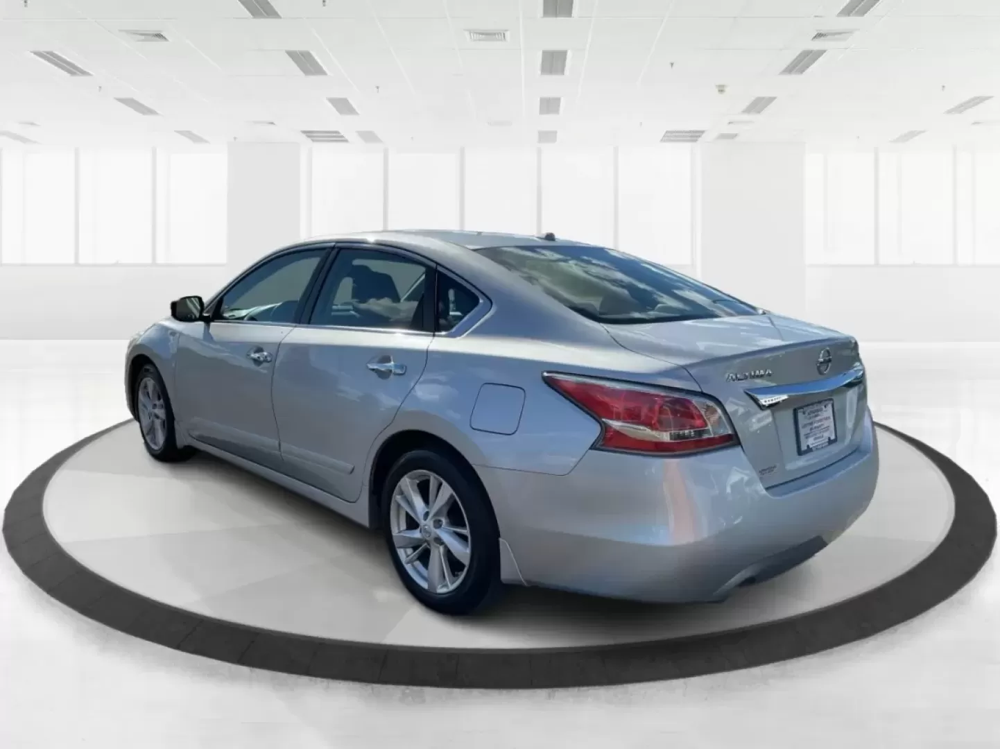 2015 Nissan Altima 2.5 SV (1N4AL3AP8FC) with an 2.5L I-4 DOHC engine, located at 401 Woodman Dr, Riverside, OH, 45431, (937) 908-9800, 39.760899, -84.123421 - **Elevate Your Everyday Life with the 2015 Nissan Altima 2.5 SV from Advantage Car and Credit - Riverside!**<br /> <br /> If you're searching for a vehicle that seamlessly blends comfort, style, and practicality, look no further than this stunning 2015 Nissan Altima 2.5 SV. Perfect for budget-consci - Photo#4