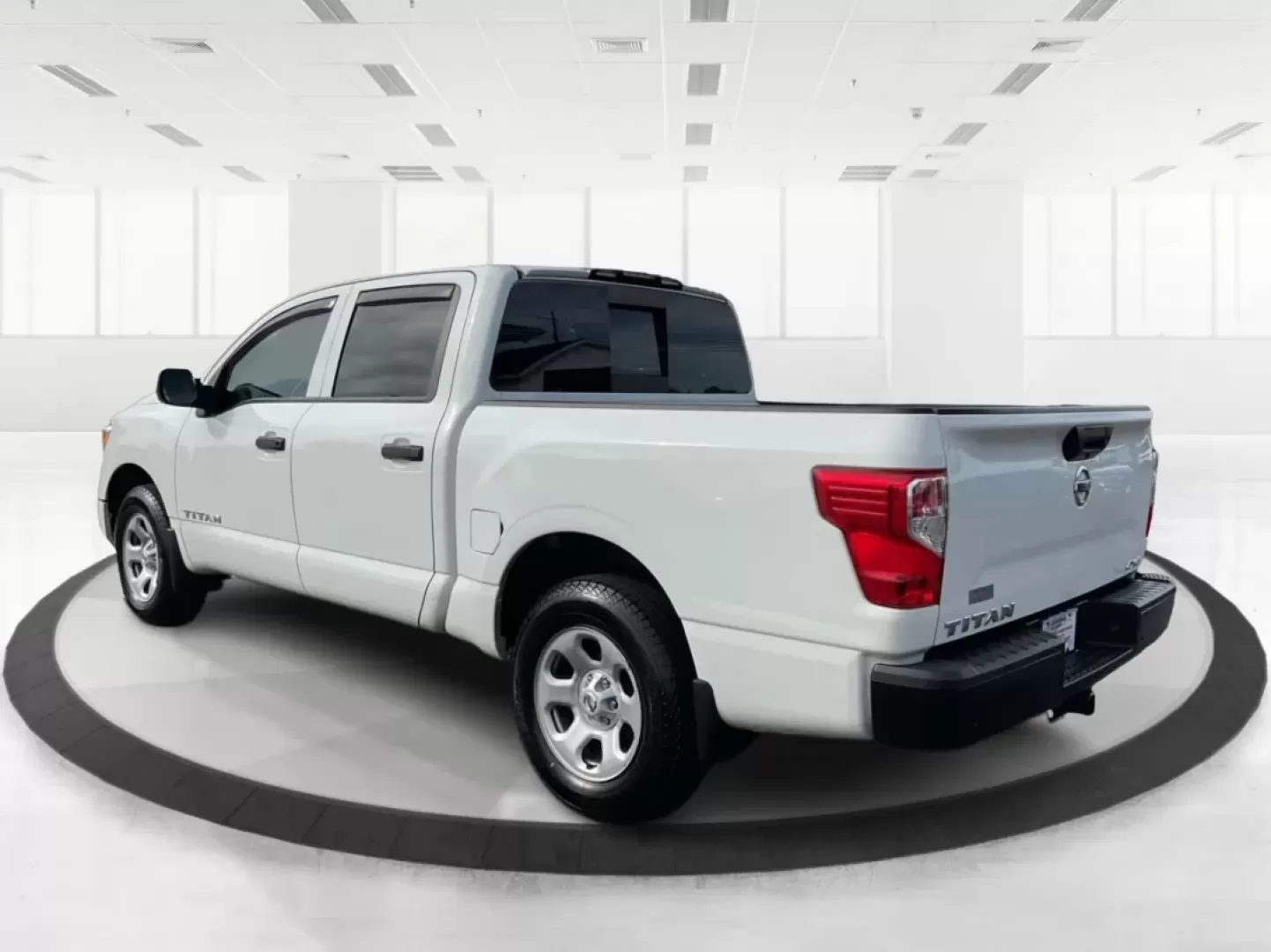 2021 Nissan TITAN Crew Cab S 4x4 (1N6AA1EC4MN) with an Endurance 5.6L V-8 gasoline direct injection engine, located at 8750 N County Rd 25A, Piqua, OH, 45356, (937) 908-9800, 40.164391, -84.232513 - Discover ultimate versatility and rugged capability with this 2021 Nissan TITAN Crew Cab S 4x4, now available at Advantage Car and Credit in Piqua, OH. Whether you're navigating the bustling streets of Piqua or heading out for weekend adventures, this truck is designed to adapt to your lifestyle. Pe - Photo#4