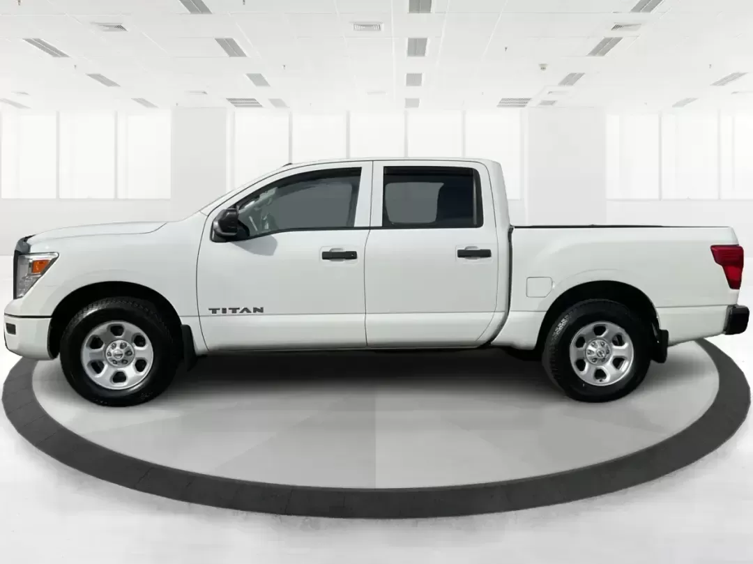 2021 Nissan TITAN Crew Cab S 4x4 (1N6AA1EC4MN) with an Endurance 5.6L V-8 gasoline direct injection engine, 9A transmission, located at 4508 South Dixie Dr, Moraine, OH, 45439, (937) 908-9800, 39.689976, -84.218452 - Discover ultimate versatility and rugged capability with this 2021 Nissan TITAN Crew Cab S 4x4, now available at Advantage Car and Credit in Piqua, OH. Whether you're navigating the bustling streets of Piqua or heading out for weekend adventures, this truck is designed to adapt to your lifestyle. Pe - Photo#5