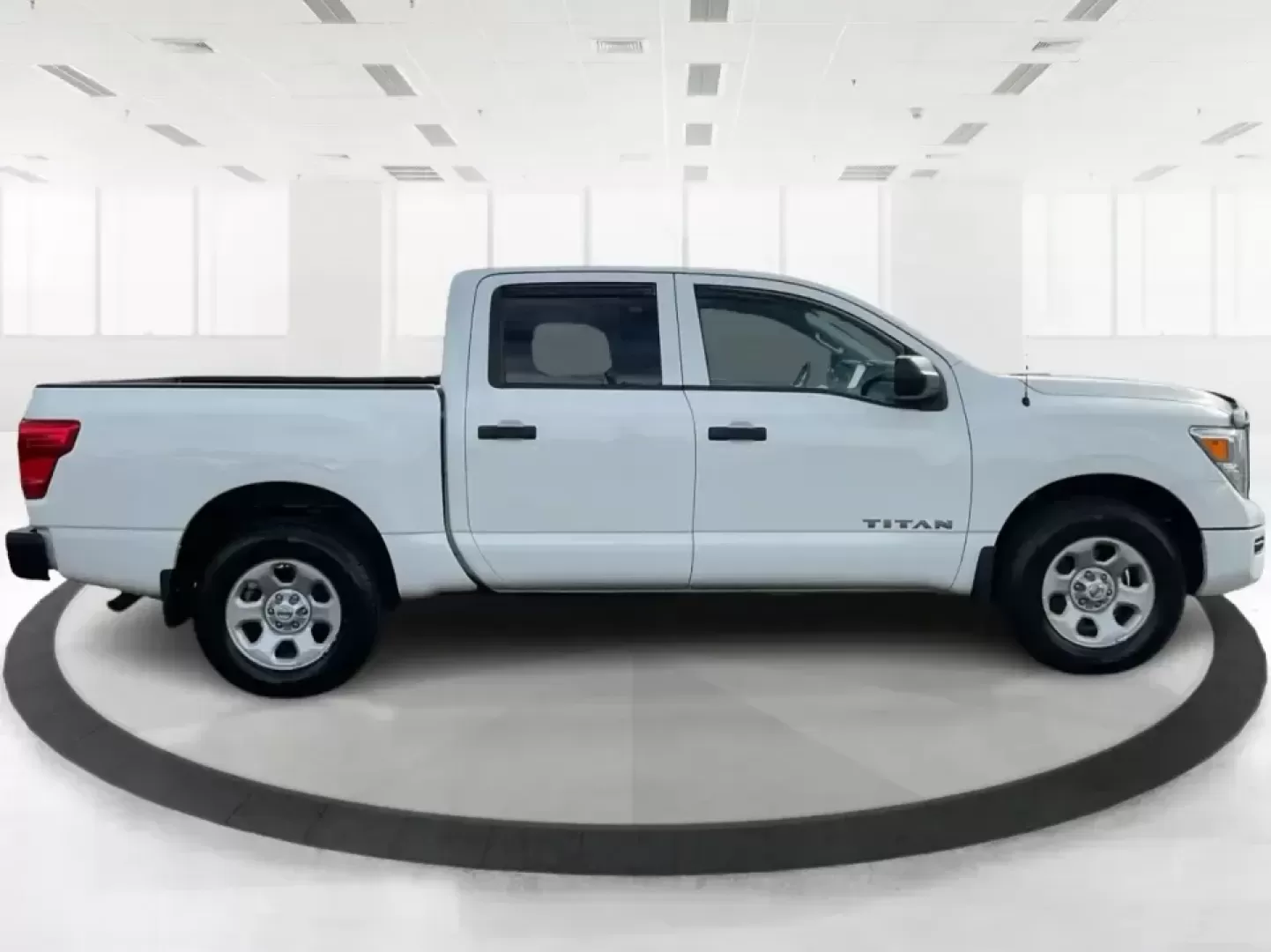 2021 Nissan TITAN Crew Cab S 4x4 (1N6AA1EC4MN) with an Endurance 5.6L V-8 gasoline direct injection engine, located at 401 Woodman Dr, Riverside, OH, 45431, (937) 908-9800, 39.760899, -84.123421 - Discover ultimate versatility and rugged capability with this 2021 Nissan TITAN Crew Cab S 4x4, now available at Advantage Car and Credit in Piqua, OH. Whether you're navigating the bustling streets of Piqua or heading out for weekend adventures, this truck is designed to adapt to your lifestyle. Pe - Photo#1