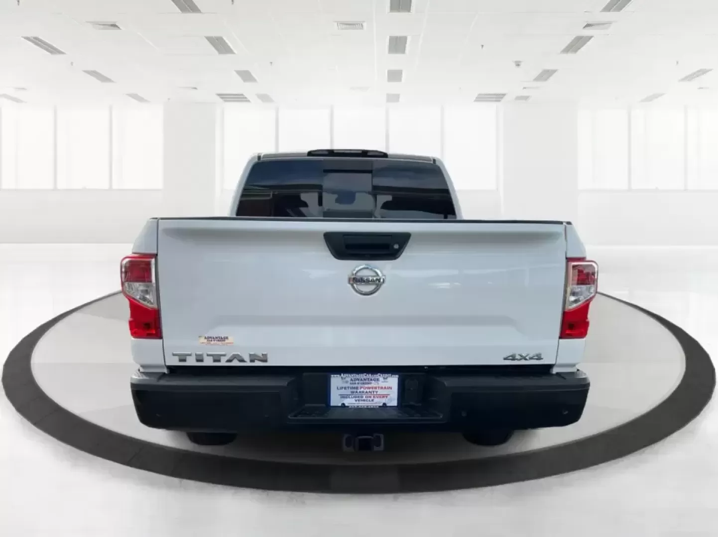 2021 Nissan TITAN Crew Cab S 4x4 (1N6AA1EC4MN) with an Endurance 5.6L V-8 gasoline direct injection engine, located at 401 Woodman Dr, Riverside, OH, 45431, (937) 908-9800, 39.760899, -84.123421 - Discover ultimate versatility and rugged capability with this 2021 Nissan TITAN Crew Cab S 4x4, now available at Advantage Car and Credit in Piqua, OH. Whether you're navigating the bustling streets of Piqua or heading out for weekend adventures, this truck is designed to adapt to your lifestyle. Pe - Photo#3