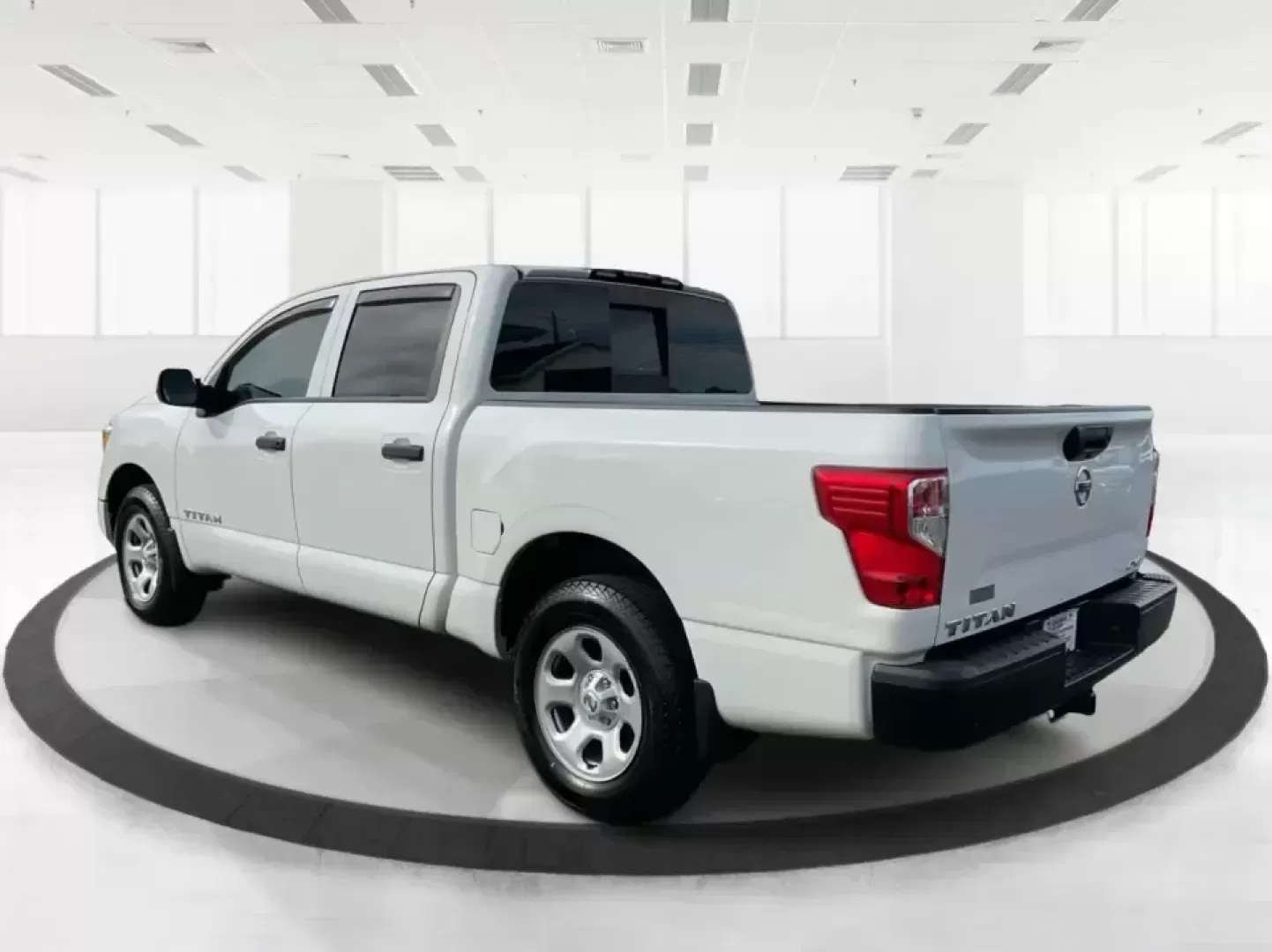 2021 Nissan TITAN Crew Cab S 4x4 (1N6AA1EC4MN) with an Endurance 5.6L V-8 gasoline direct injection engine, located at 401 Woodman Dr, Riverside, OH, 45431, (937) 908-9800, 39.760899, -84.123421 - Discover ultimate versatility and rugged capability with this 2021 Nissan TITAN Crew Cab S 4x4, now available at Advantage Car and Credit in Piqua, OH. Whether you're navigating the bustling streets of Piqua or heading out for weekend adventures, this truck is designed to adapt to your lifestyle. Pe - Photo#4