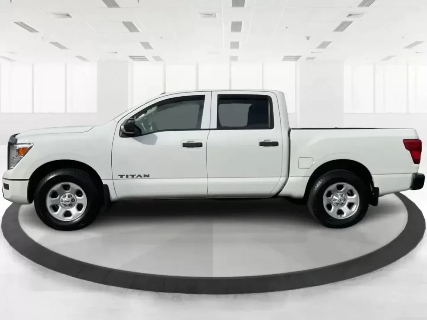2021 Nissan TITAN Crew Cab S 4x4 (1N6AA1EC4MN) with an Endurance 5.6L V-8 gasoline direct injection engine, located at 401 Woodman Dr, Riverside, OH, 45431, (937) 908-9800, 39.760899, -84.123421 - Discover ultimate versatility and rugged capability with this 2021 Nissan TITAN Crew Cab S 4x4, now available at Advantage Car and Credit in Piqua, OH. Whether you're navigating the bustling streets of Piqua or heading out for weekend adventures, this truck is designed to adapt to your lifestyle. Pe - Photo#5