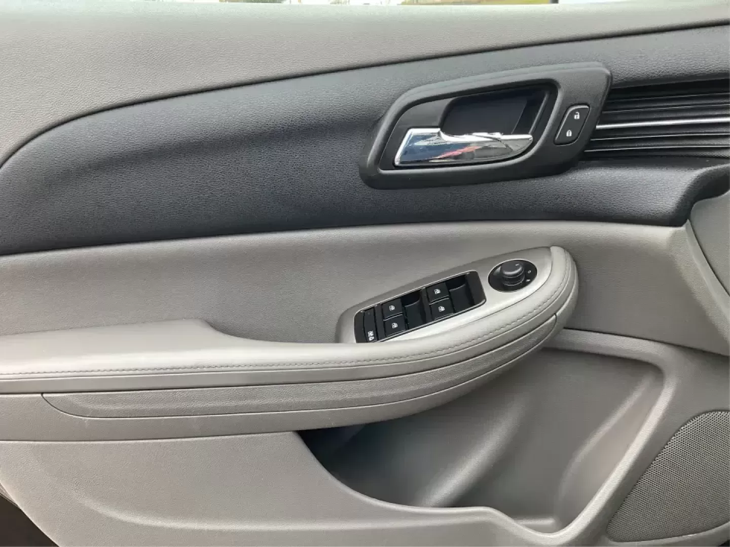 2014 Chevrolet Malibu 1LS (1G11B5SLXEF) with an ECOTEC 2.5L I-4 gasoline direct injection engine, 6-Speed Automatic transmission, located at 4508 South Dixie Dr, Moraine, OH, 45439, (937) 908-9800, 39.689976, -84.218452 - **Discover Your Next Adventure with the 2014 Chevrolet Malibu at Advantage Car and Credit - Vandalia!**<br /> <br /> Are you on the lookout for a reliable, stylish vehicle that fits seamlessly into your busy lifestyle? Look no further! The 2014 Chevrolet Malibu 1LS is your perfect companion for dail - Photo#19