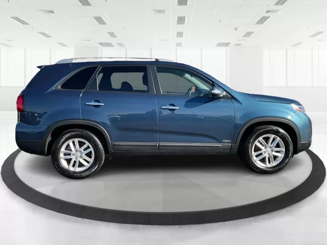 2014 Kia Sorento LX (5XYKTDA61EG) with an 2.4L I-4 gasoline direct injection engine, located at 880 E. National Road, Vandalia, OH, 45377, (937) 908-9800, 39.891918, -84.183594 - **Adventure Awaits with the 2014 Kia Sorento LX Perfect for Families and Road Warriors Alike!**<br /> <br /> At Advantage Car and Credit - Vandalia, we understand that your vehicle is more than just a mode of transportation; it's an essential part of your lifestyle. If you're looking for a versatil - Photo#1