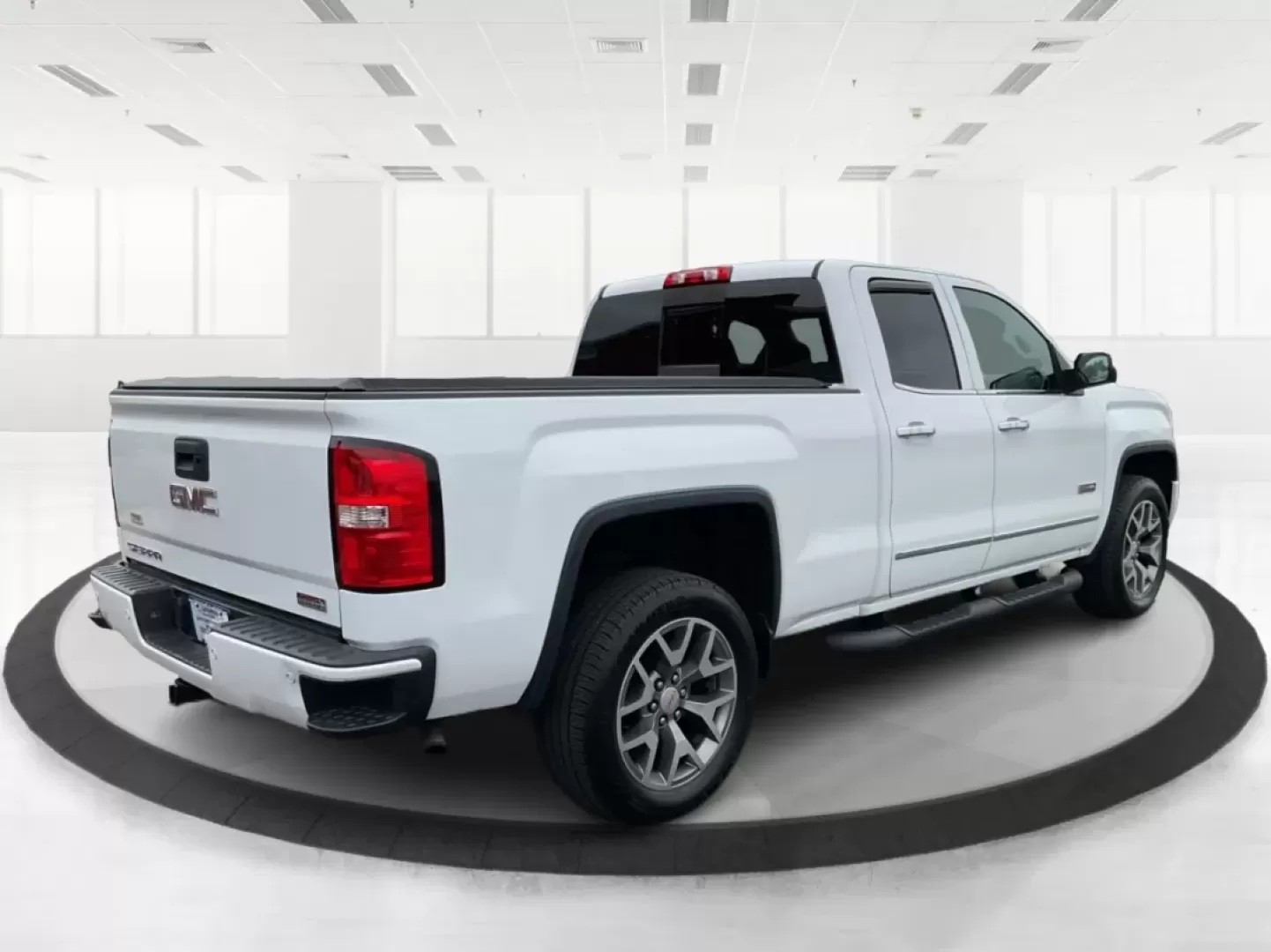 2015 GMC Sierra 1500 SLT (1GTV2VEC7FZ) with an EcoTec3 6.2L V-8 gasoline direct injection engine, located at 1230 East Main St, Xenia, OH, 45385, (937) 908-9800, 39.688026, -83.910172 - **Unlock Your Adventures with the 2015 GMC Sierra 1500 SLT at Advantage Car and Credit - Piqua!**<br /> <br /> If you're seeking a reliable companion for your weekend adventures or a powerful workhorse for everyday tasks, look no further than this stunning 2015 GMC Sierra 1500 SLT. With its robust c - Photo#2
