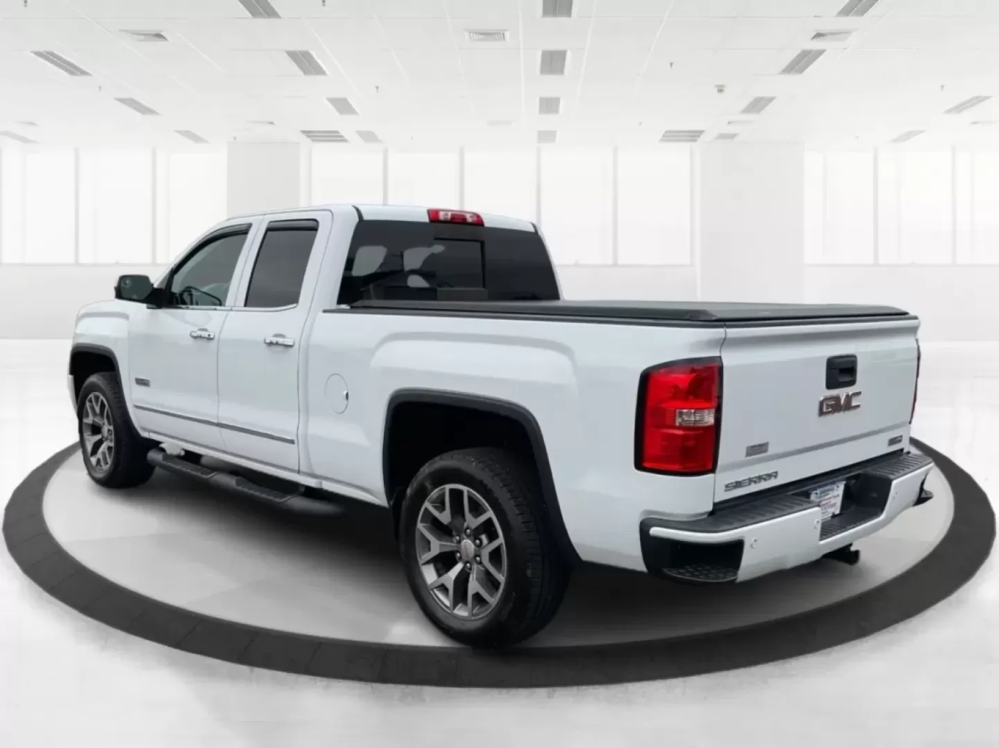2015 GMC Sierra 1500 SLT (1GTV2VEC7FZ) with an EcoTec3 6.2L V-8 gasoline direct injection engine, located at 1230 East Main St, Xenia, OH, 45385, (937) 908-9800, 39.688026, -83.910172 - **Unlock Your Adventures with the 2015 GMC Sierra 1500 SLT at Advantage Car and Credit - Piqua!**<br /> <br /> If you're seeking a reliable companion for your weekend adventures or a powerful workhorse for everyday tasks, look no further than this stunning 2015 GMC Sierra 1500 SLT. With its robust c - Photo#4