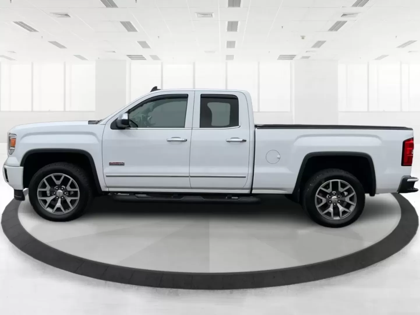 2015 GMC Sierra 1500 SLT (1GTV2VEC7FZ) with an EcoTec3 6.2L V-8 gasoline direct injection engine, located at 1230 East Main St, Xenia, OH, 45385, (937) 908-9800, 39.688026, -83.910172 - **Unlock Your Adventures with the 2015 GMC Sierra 1500 SLT at Advantage Car and Credit - Piqua!**<br /> <br /> If you're seeking a reliable companion for your weekend adventures or a powerful workhorse for everyday tasks, look no further than this stunning 2015 GMC Sierra 1500 SLT. With its robust c - Photo#5
