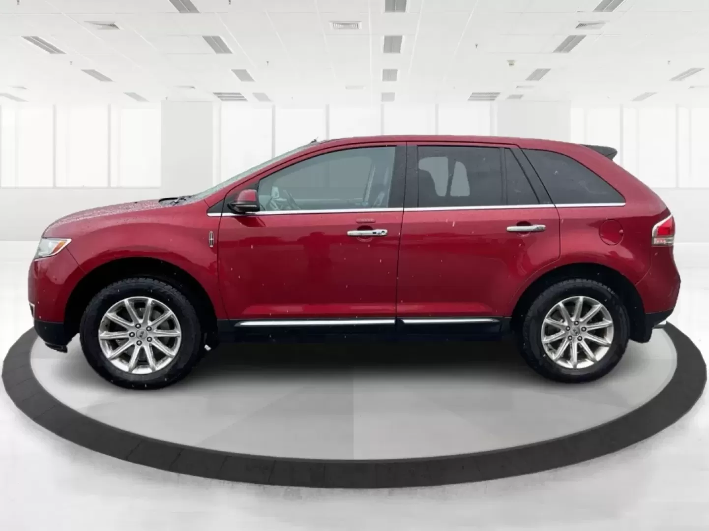2013 Lincoln MKX Base (2LMDJ8JK8DB) with an Other engine, located at 1951 S Dayton Lakeview Rd., New Carlisle, OH, 45344, (937) 908-9800, 39.890999, -84.050255 - **Drive in Style and Comfort: 2013 Lincoln MKX at Advantage Car and Credit!**<br /> <br /> Are you ready to elevate your daily commute or weekend adventures? The 2013 Lincoln MKX is the perfect vehicle for those seeking luxury, reliability, and versatility. Whether you're a growing family looking fo - Photo#5
