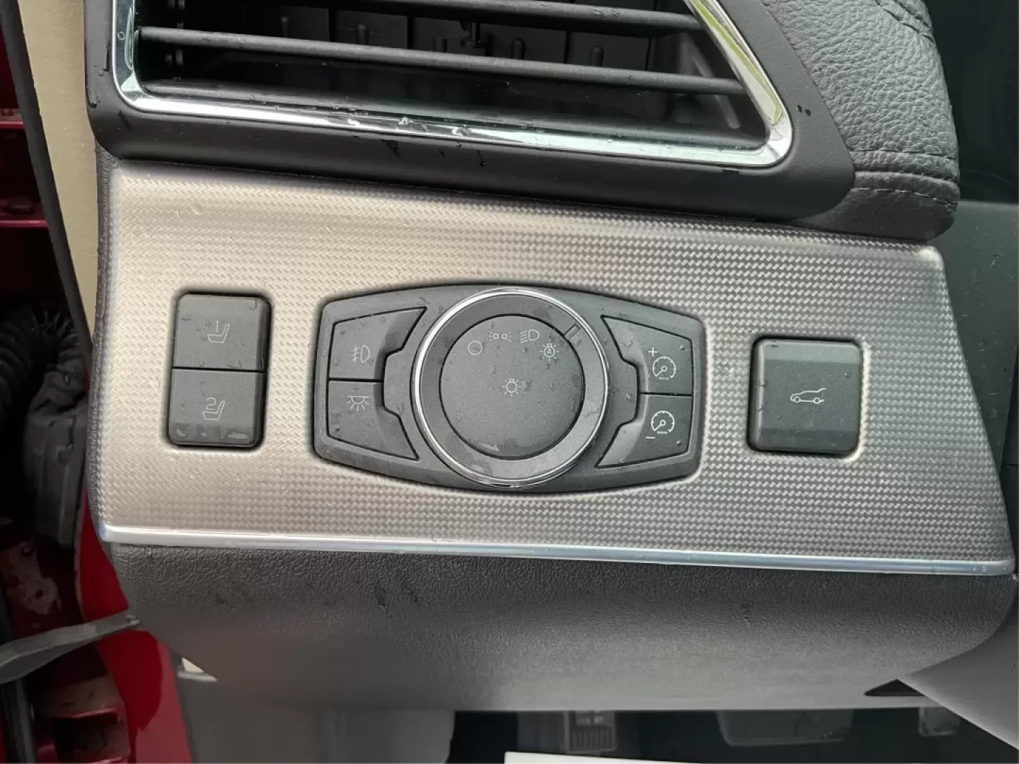 2013 Lincoln MKX Base (2LMDJ8JK8DB) with an Other engine, located at 1951 S Dayton Lakeview Rd., New Carlisle, OH, 45344, (937) 908-9800, 39.890999, -84.050255 - **Drive in Style and Comfort: 2013 Lincoln MKX at Advantage Car and Credit!**<br /> <br /> Are you ready to elevate your daily commute or weekend adventures? The 2013 Lincoln MKX is the perfect vehicle for those seeking luxury, reliability, and versatility. Whether you're a growing family looking fo - Photo#17