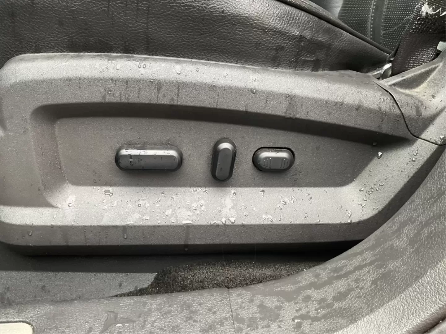 2013 Lincoln MKX Base (2LMDJ8JK8DB) with an Other engine, located at 1951 S Dayton Lakeview Rd., New Carlisle, OH, 45344, (937) 908-9800, 39.890999, -84.050255 - **Drive in Style and Comfort: 2013 Lincoln MKX at Advantage Car and Credit!**<br /> <br /> Are you ready to elevate your daily commute or weekend adventures? The 2013 Lincoln MKX is the perfect vehicle for those seeking luxury, reliability, and versatility. Whether you're a growing family looking fo - Photo#18