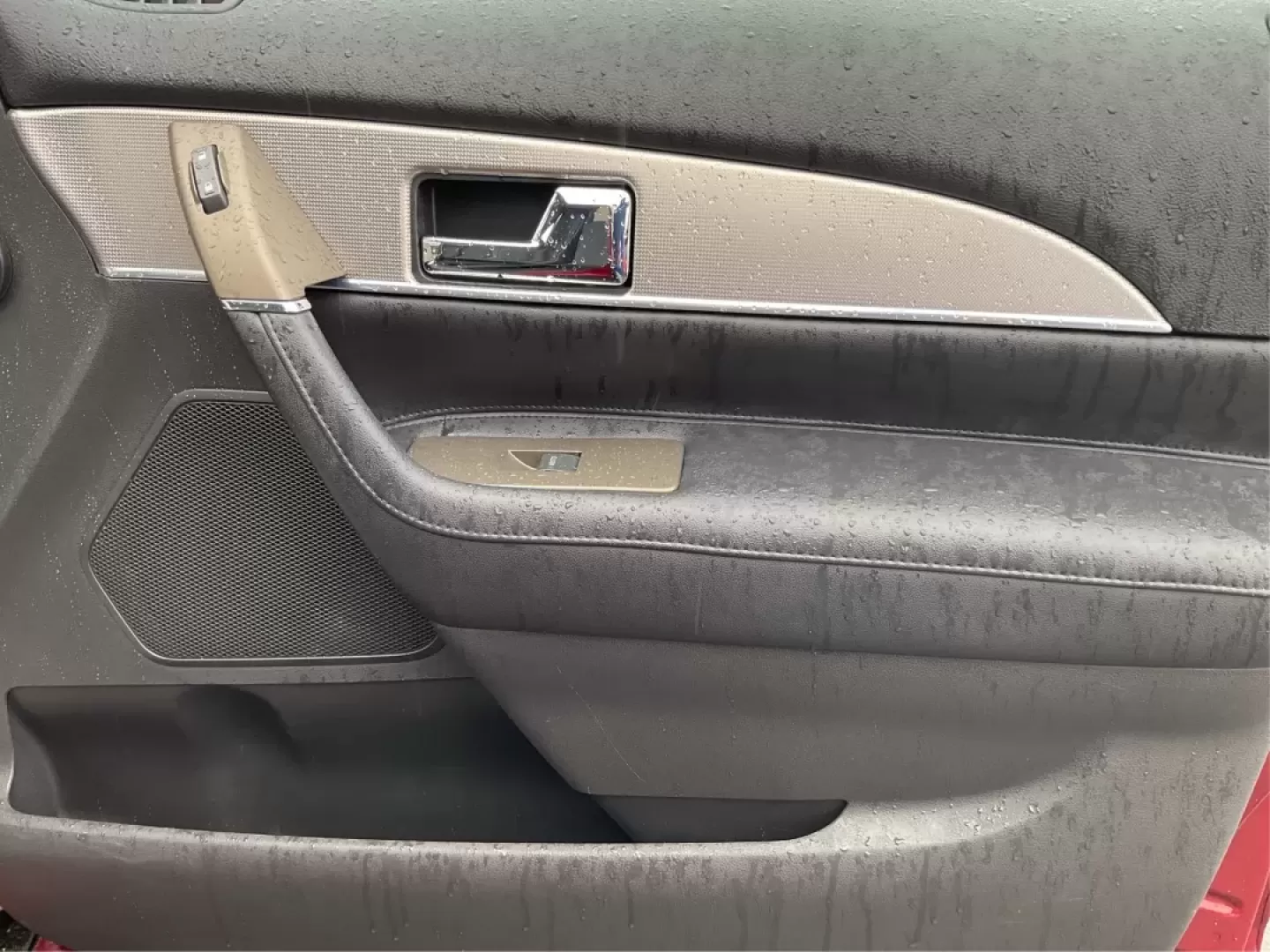 2013 Lincoln MKX Base (2LMDJ8JK8DB) with an Other engine, located at 1951 S Dayton Lakeview Rd., New Carlisle, OH, 45344, (937) 908-9800, 39.890999, -84.050255 - **Drive in Style and Comfort: 2013 Lincoln MKX at Advantage Car and Credit!**<br /> <br /> Are you ready to elevate your daily commute or weekend adventures? The 2013 Lincoln MKX is the perfect vehicle for those seeking luxury, reliability, and versatility. Whether you're a growing family looking fo - Photo#20