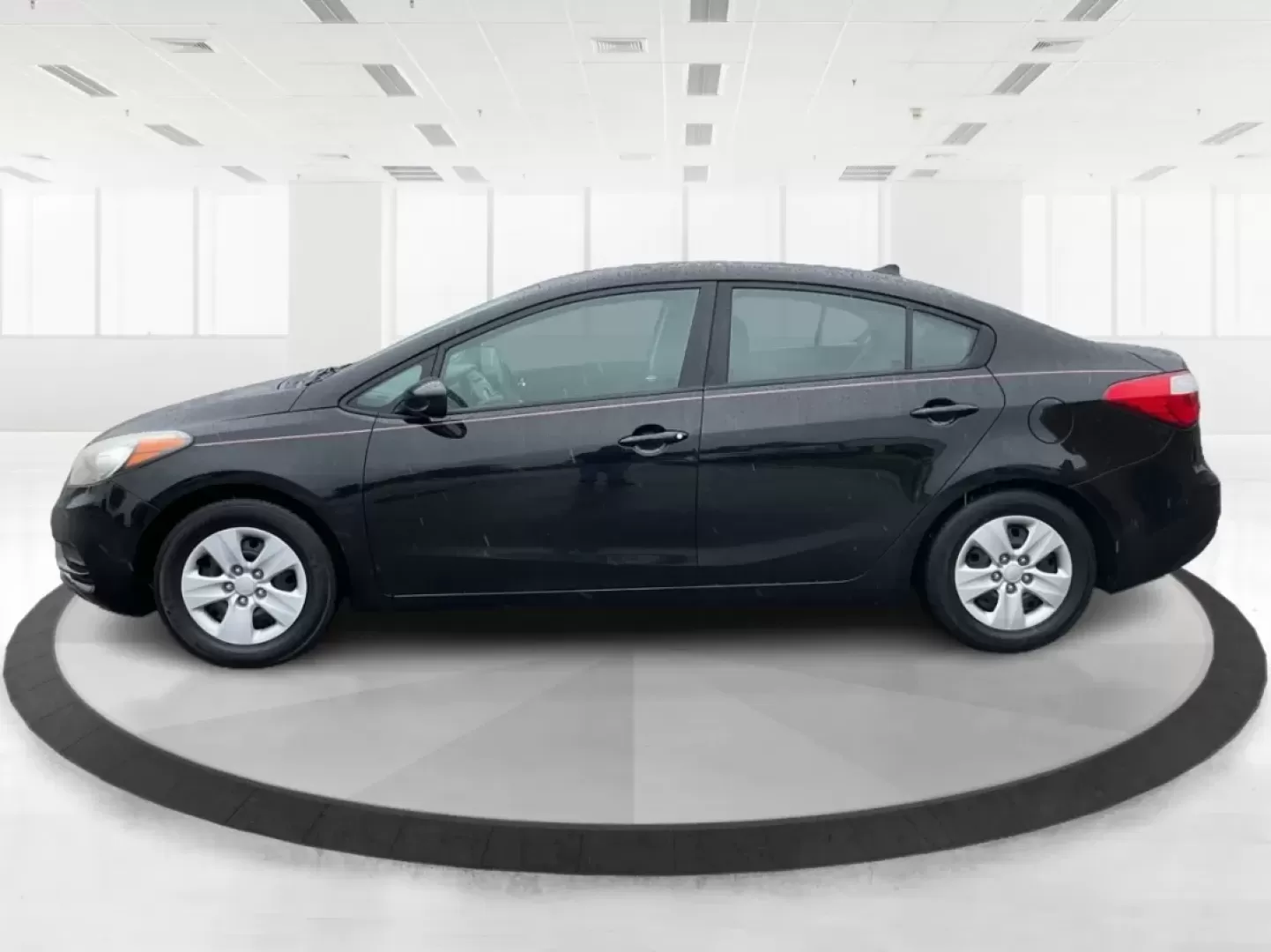 2016 Kia Forte LX (KNAFK4A68G5) with an 1.8L I-4 DOHC engine, located at 1184 Kauffman Ave, Fairborn, OH, 45324, (937) 908-9800, 39.807072, -84.030914 - **Discover Your Perfect Commuter Companion: 2016 Kia Forte LX at Advantage Car and Credit - Fairborn**<br /> <br /> Are you tired of the daily grind on public transportation or cramped rides with friends? Elevate your commuting experience with this stunning 2016 Kia Forte LX, designed to make every - Photo#5