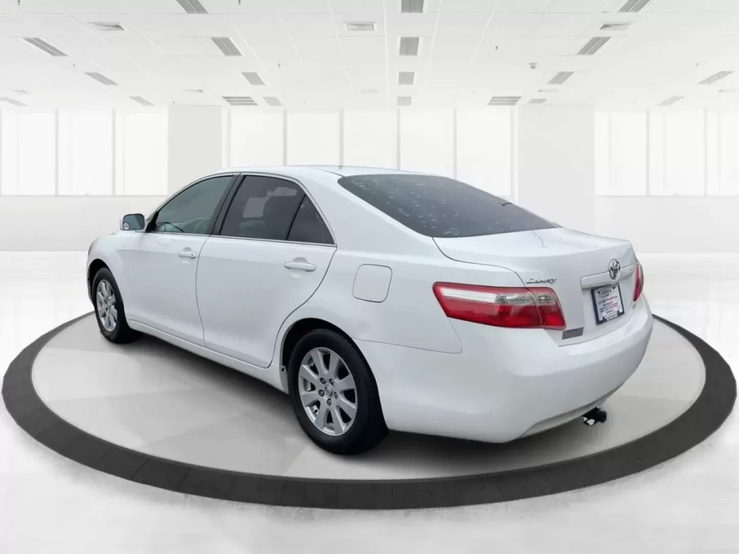 2008 Toyota Camry LE | SE | XLE (4T4BE46K18R) with an 2.4L I-4 DOHC engine, located at 401 Woodman Dr, Riverside, OH, 45431, (937) 908-9800, 39.760899, -84.123421 - Are you on the hunt for a reliable sedan that blends comfort and style with unbeatable affordability? Look no further! The 2008 Toyota Camry LE, available at Advantage Car and Credit in Riverside, OH, is the perfect vehicle for anyone seeking a dependable ride for daily commutes or family outings. W - Photo#4