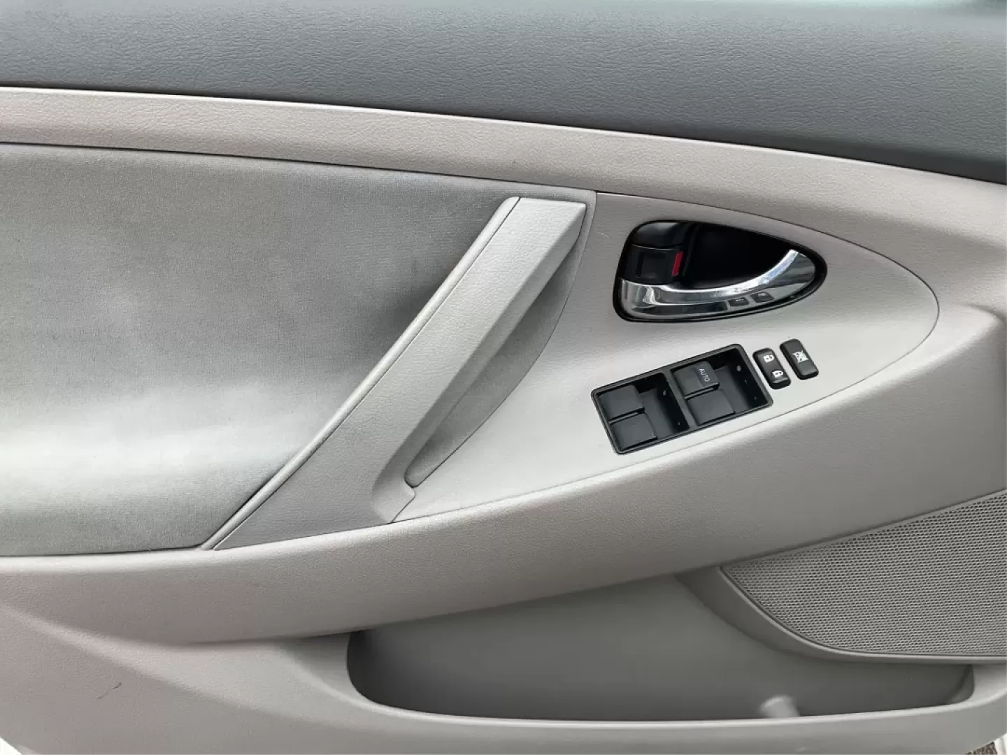 2008 Toyota Camry LE | SE | XLE (4T4BE46K18R) with an 2.4L I-4 DOHC engine, located at 401 Woodman Dr, Riverside, OH, 45431, (937) 908-9800, 39.760899, -84.123421 - Are you on the hunt for a reliable sedan that blends comfort and style with unbeatable affordability? Look no further! The 2008 Toyota Camry LE, available at Advantage Car and Credit in Riverside, OH, is the perfect vehicle for anyone seeking a dependable ride for daily commutes or family outings. W - Photo#18